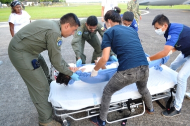 Dos jóvenes en grave estado de salud son trasladados por la Fuerza Aérea
