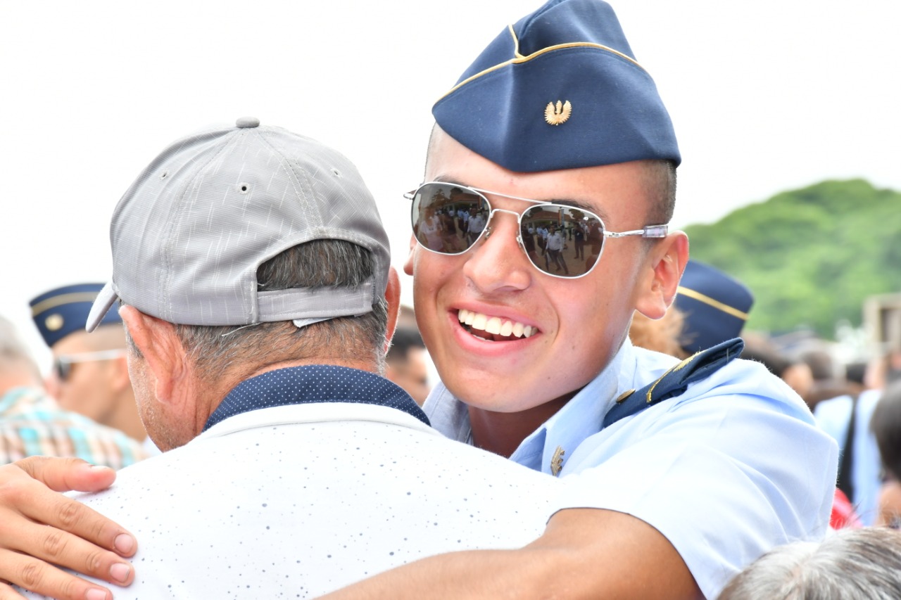 Emotivo reencuentro de los aspirantes de la Escuela Militar de Aviación con sus familias