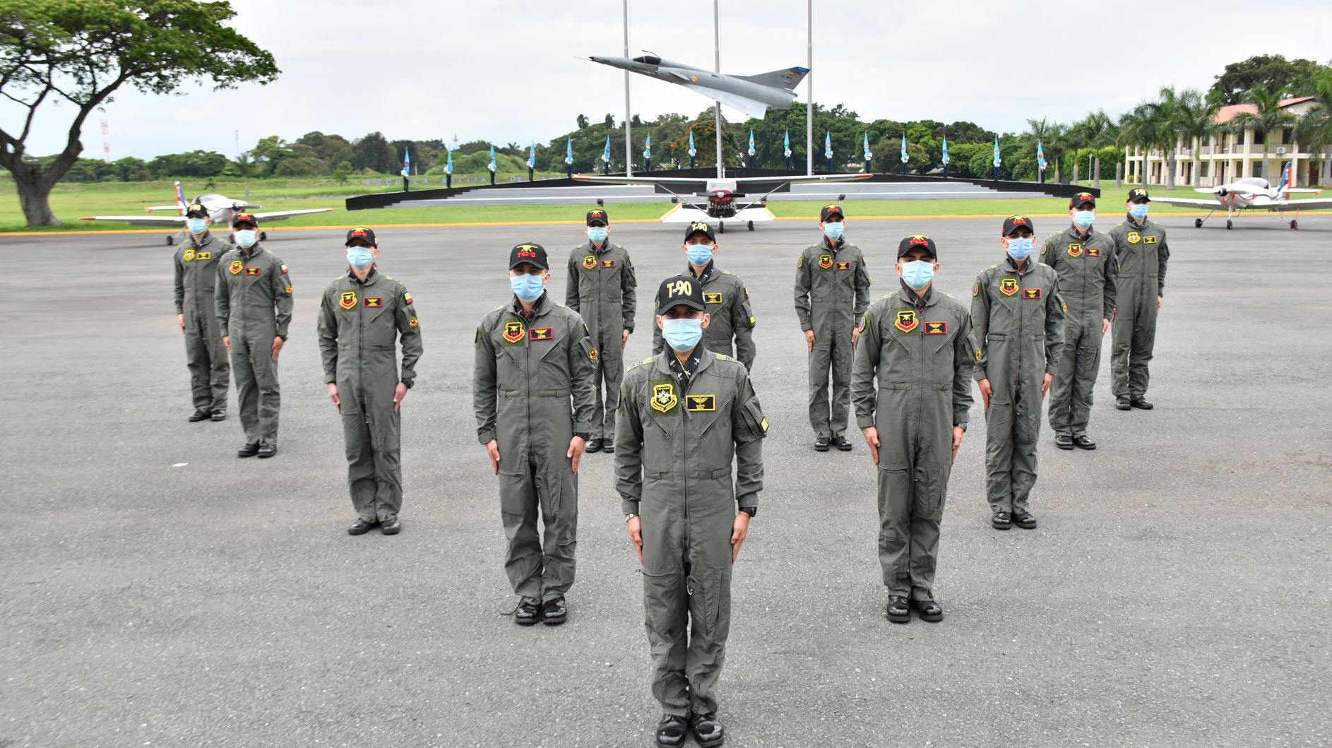 Futuros pilotos de la Fuerza Aérea reciben sus bufandas de vuelo 