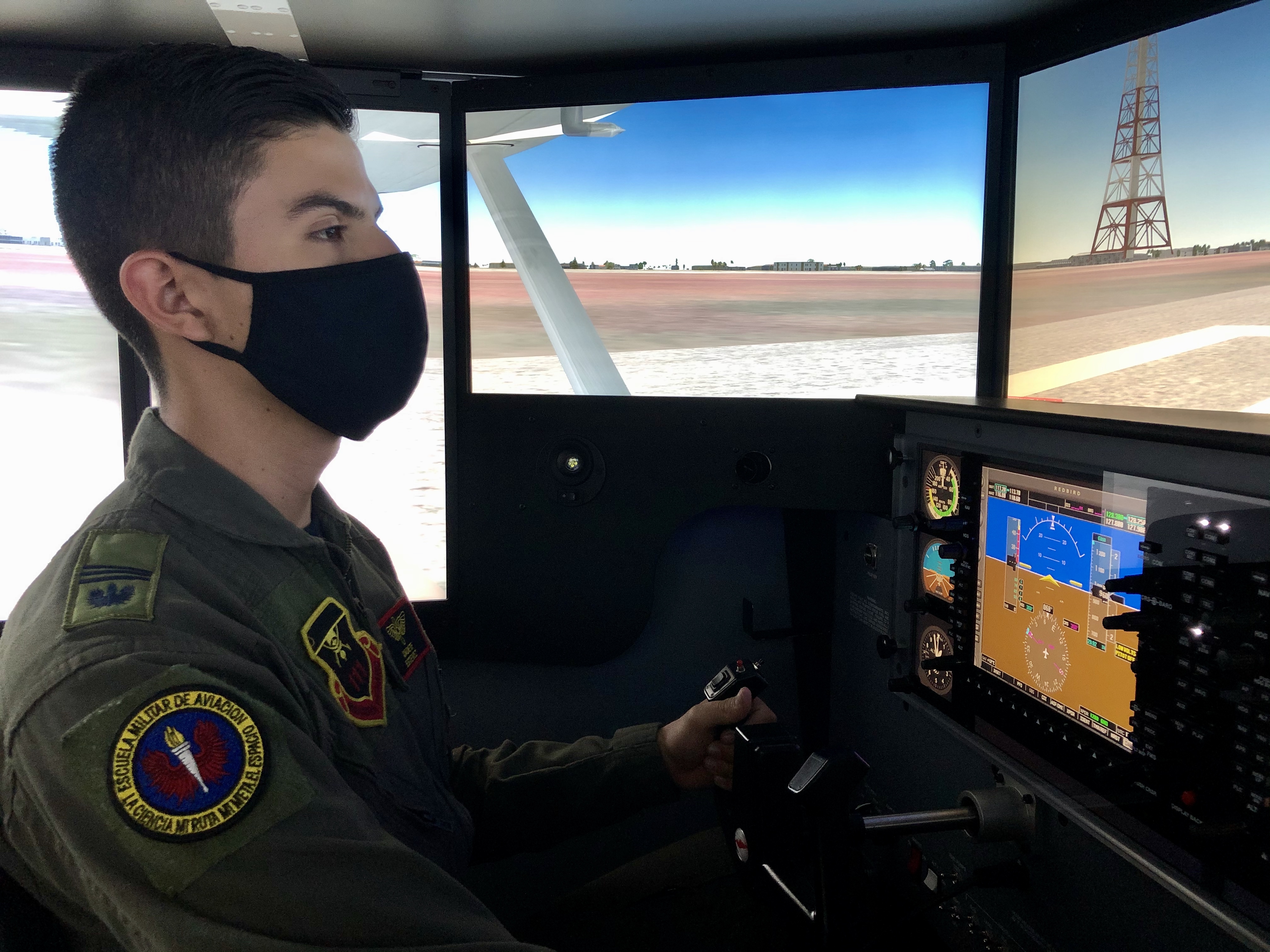 Alumnos de vuelo, desarrollan capacidades y destrezas a través del entrenamiento en simuladores