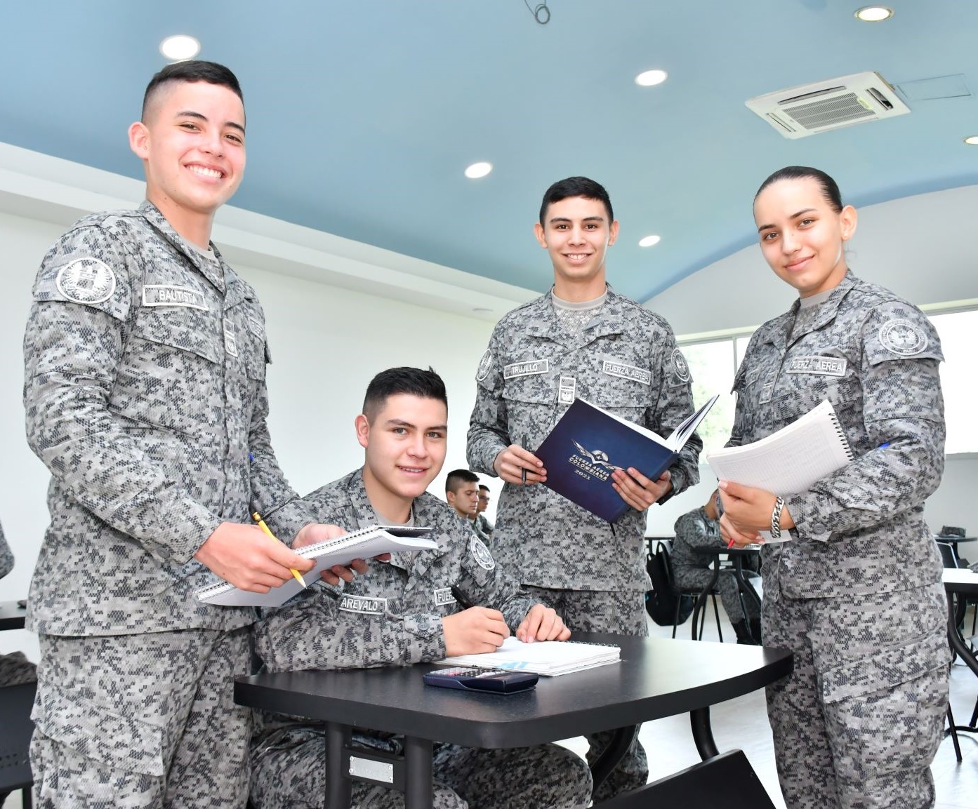 Futuros Oficiales de su Fuerza Aérea Colombiana, culminaron satisfactoriamente primer semestre académico