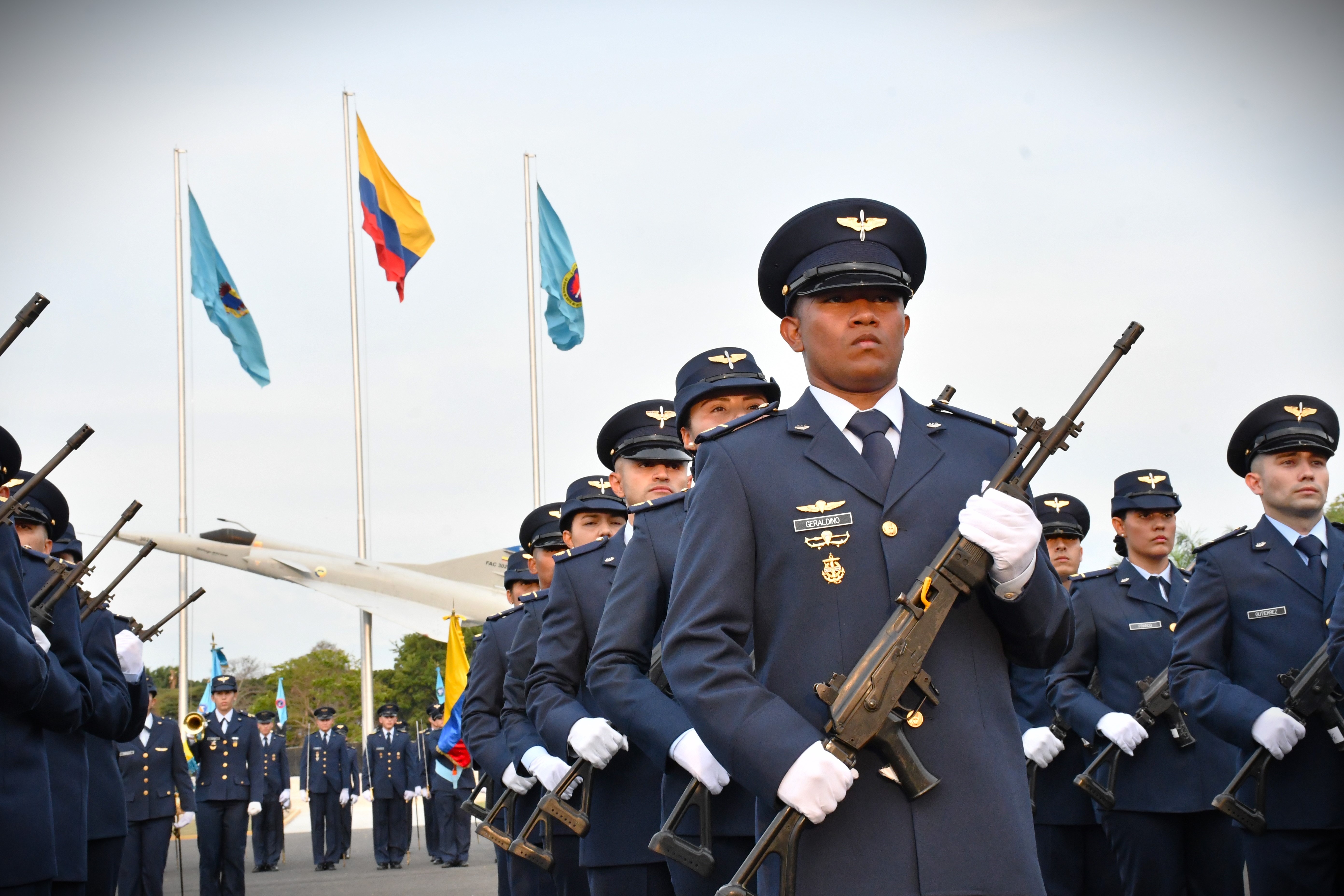 Profesionales juraron fidelidad a la bandera durante simbólica ceremonia militar