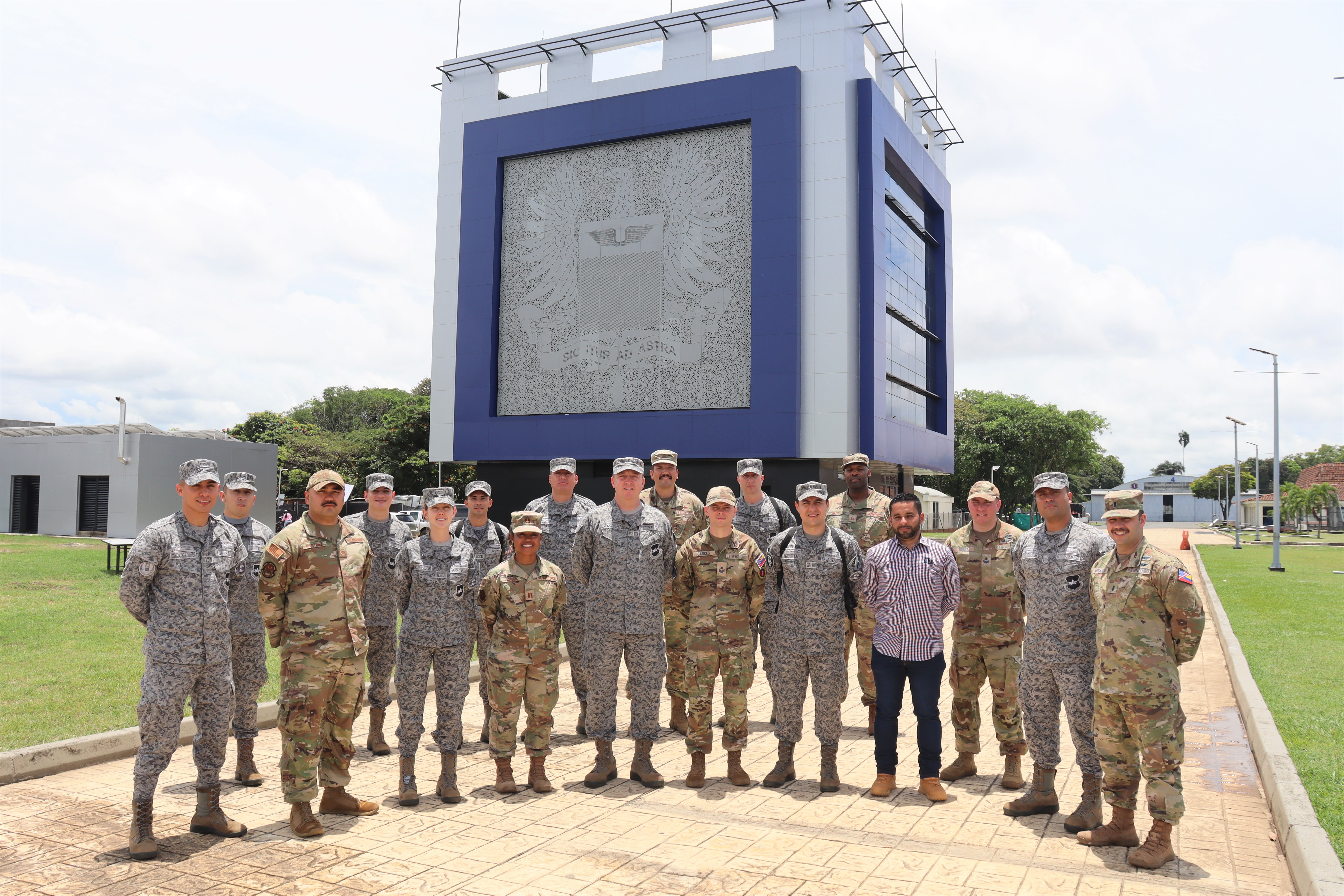 Una Comisión de la Fuerza Espacial de los Estados Unidos, visitó la Escuela Militar de Aviación "Marco Fidel Suarez"