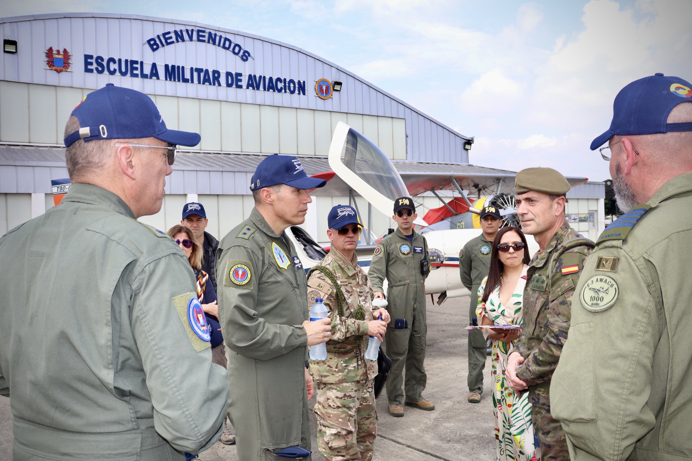 Agregados Aéreos y de Defensa conocen capacidades de su Fuerza Aérea Colombiana 