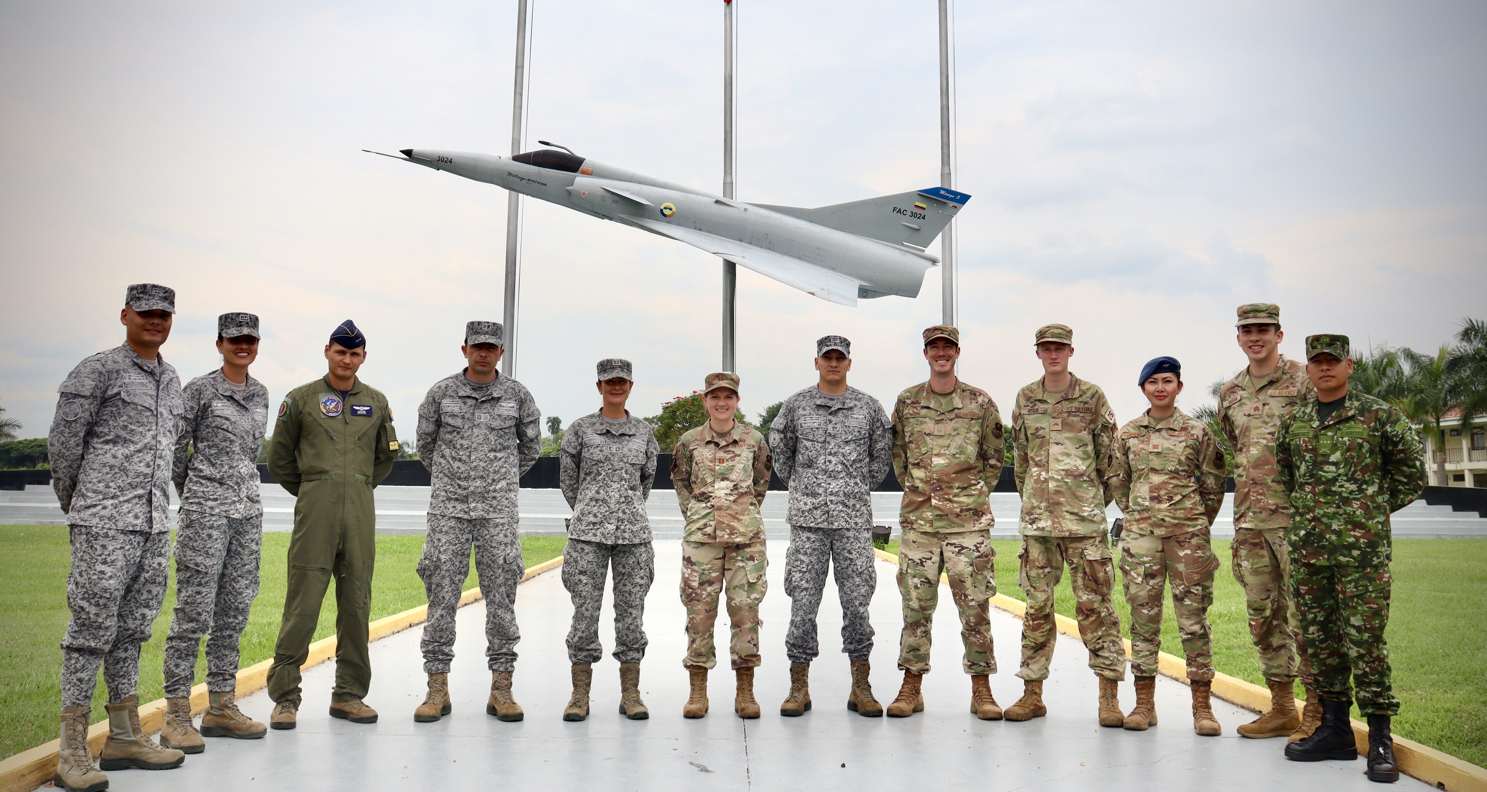 Cadetes de la Academia de la Fuerza Aérea de los Estados Unidos conocen las capacidades de la EMAVI   