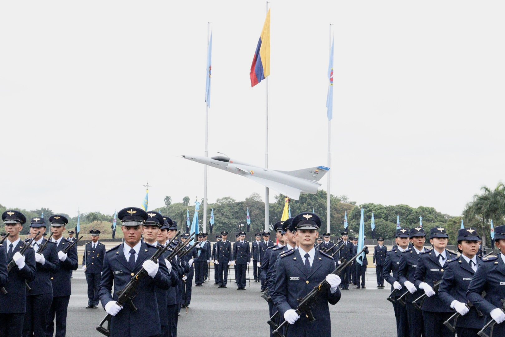60 jóvenes profesionales juraron defender la bandera con honor, valor y compromiso