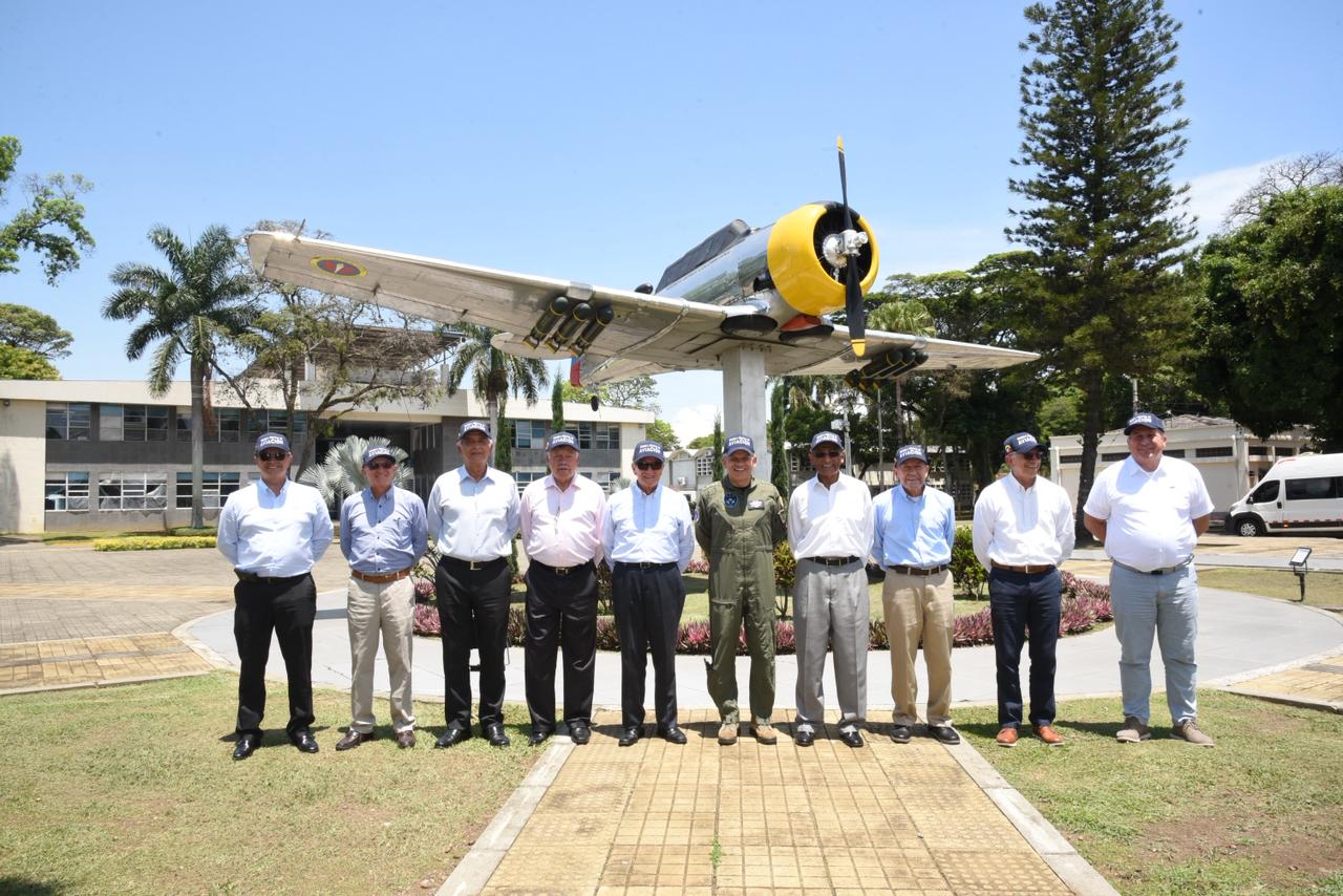 La EMAVI recibe con orgullo a nueve excomandantes de la Fuerza Aeroespacial Colombiana