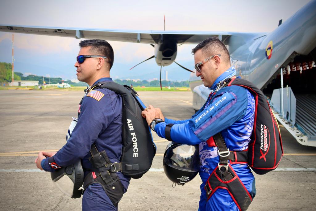 Paracaidistas que engalanarán los cielos de la F-AIR 2023 realizaron entrenamiento en Cali