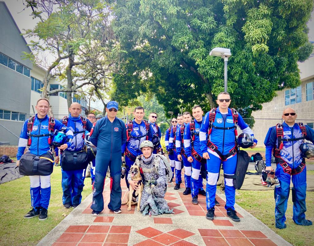 Paracaidistas que engalanarán los cielos de la F-AIR 2023 realizaron entrenamiento en Cali