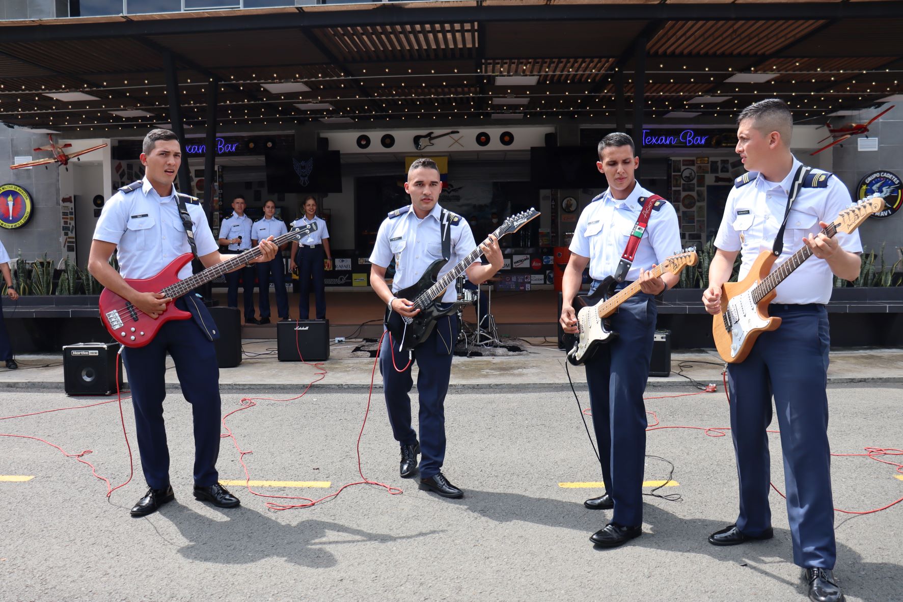 Entre bajos y guitarras se promueve la cultura en los cadetes de Emavi