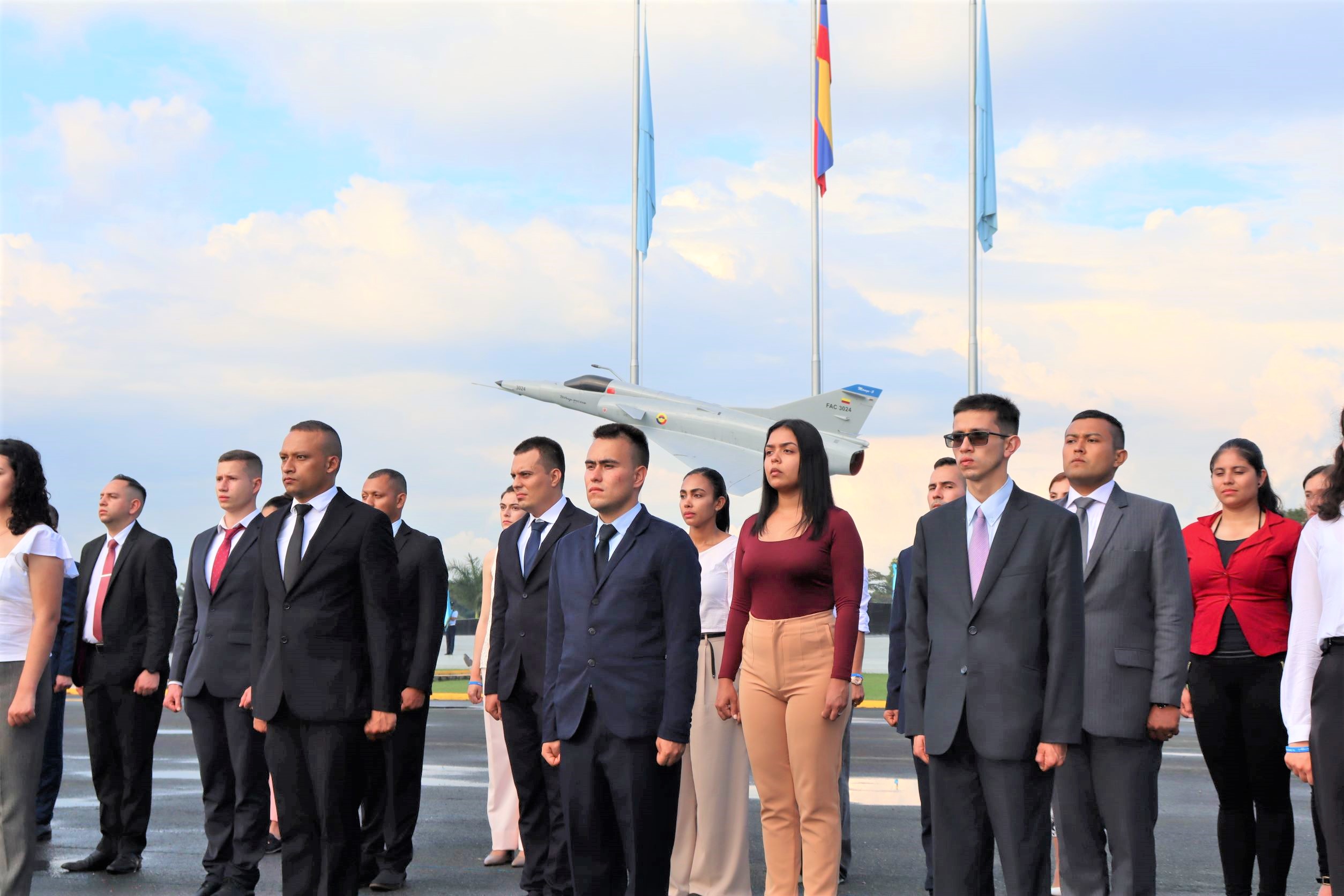 Nuevos jóvenes profesionales se incorporaron a su Fuerza Aérea Colombiana