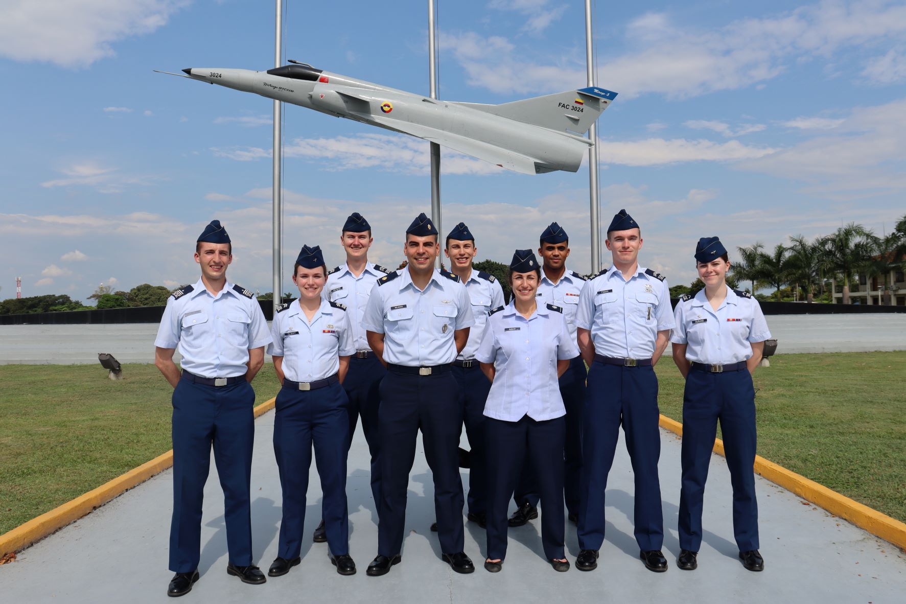 Cadetes de la Academia de la Fuerza Aérea de los Estados Unidos conocen las capacidades de la EMAVI
