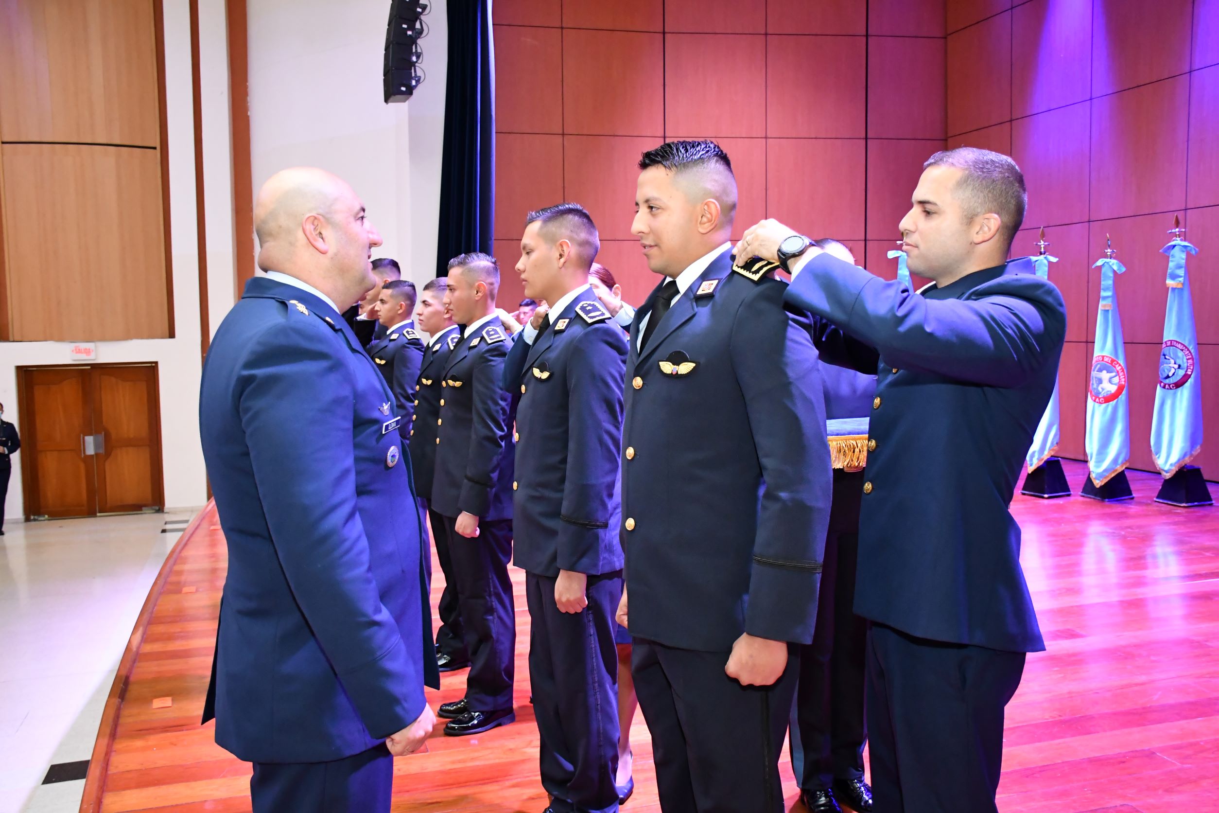 ¡Felicitaciones a los nuevos Subtenientes de la Fuerza Aérea Colombiana!