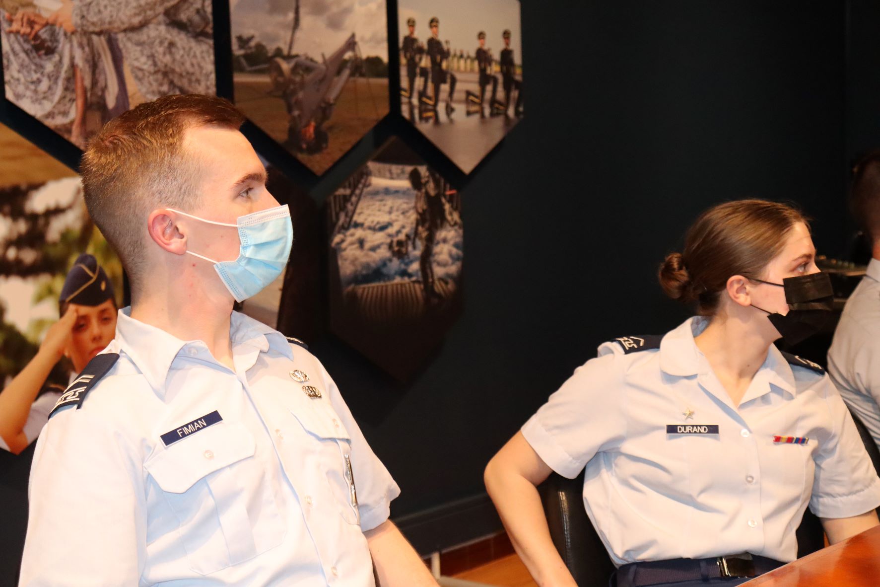 Cadetes de la Academia de la Fuerza Aérea de los Estados Unidos conocen las capacidades de la EMAVI