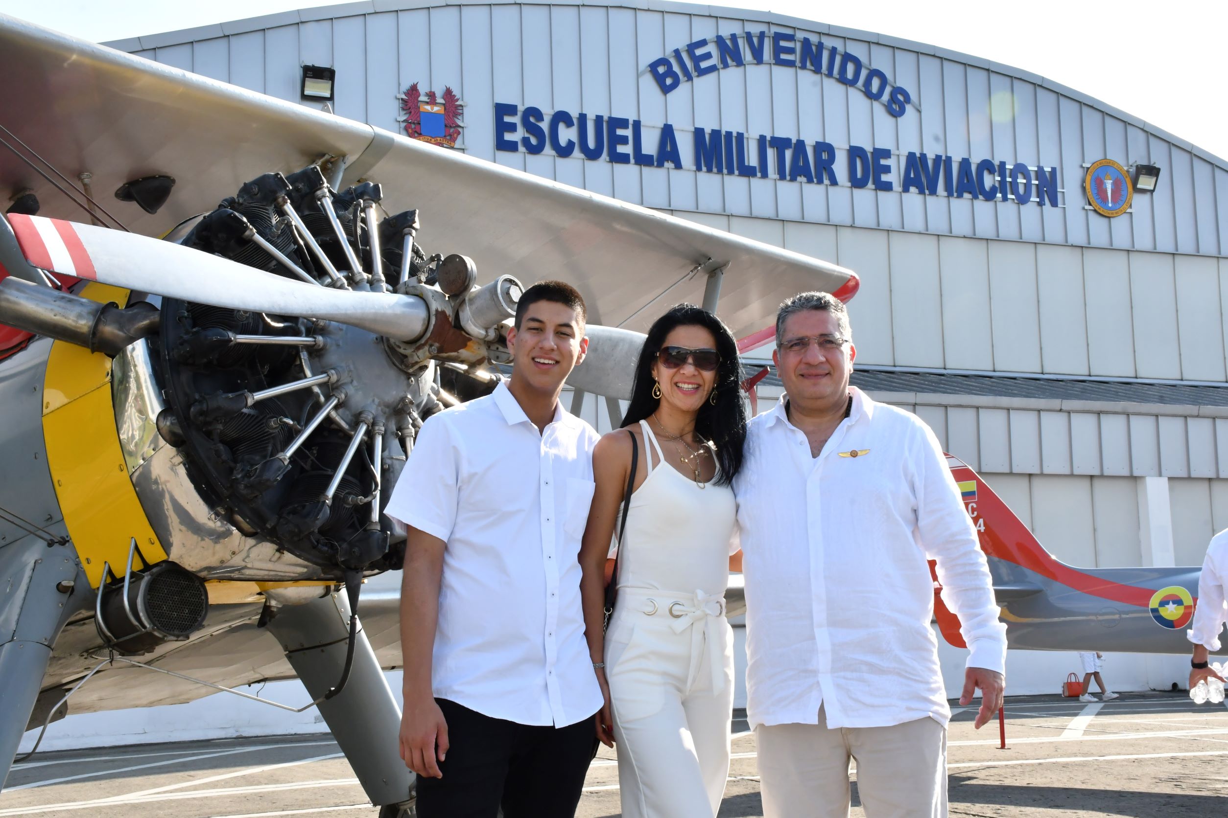 Oficiales e integrantes del Curso 66 de su Fuerza Aérea Colombiana celebraron el trigésimo aniversario de graduación