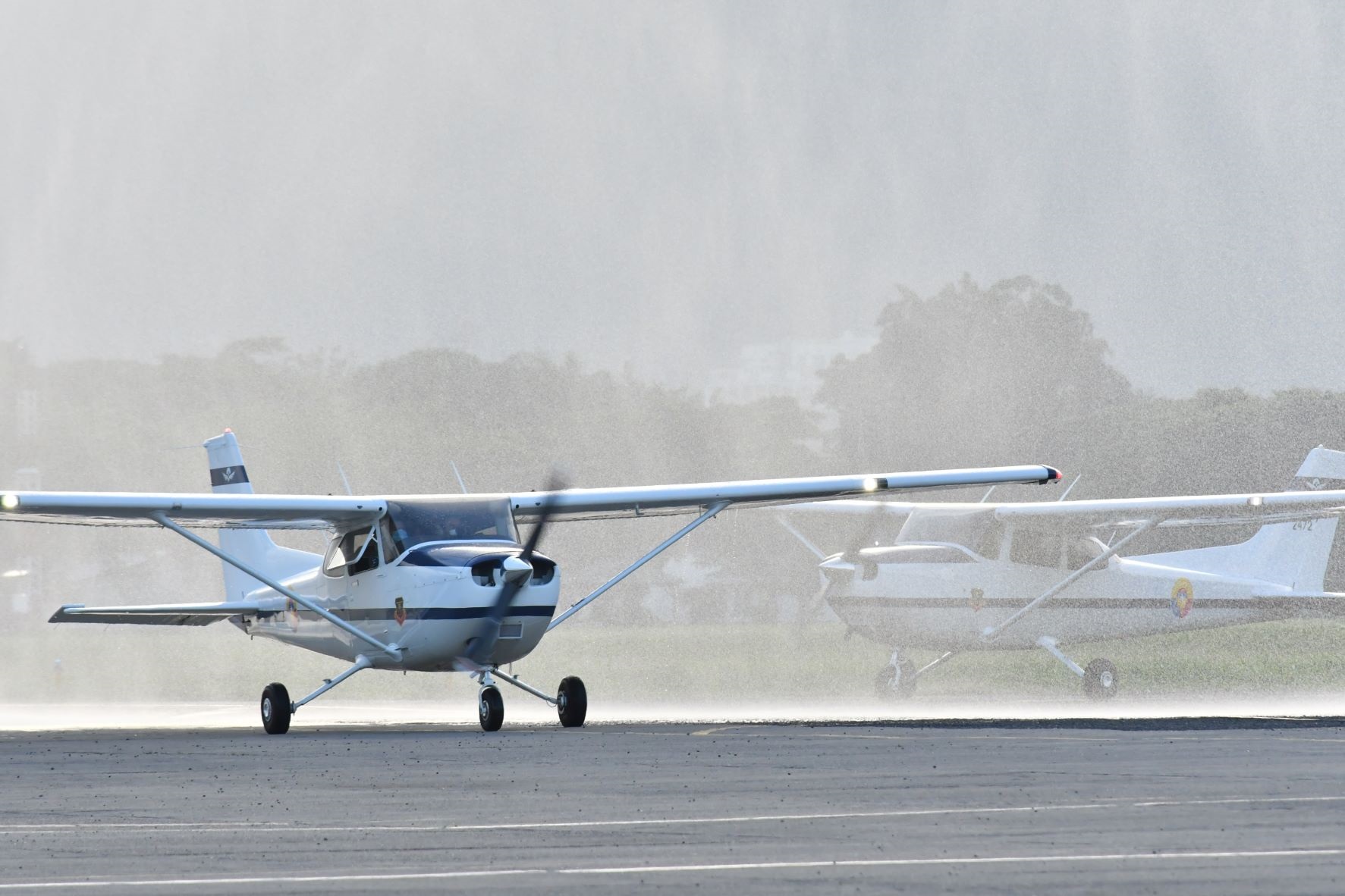 Un guerrero incansable del aire le da la bienvenida a un nuevo avión de entrenamiento  