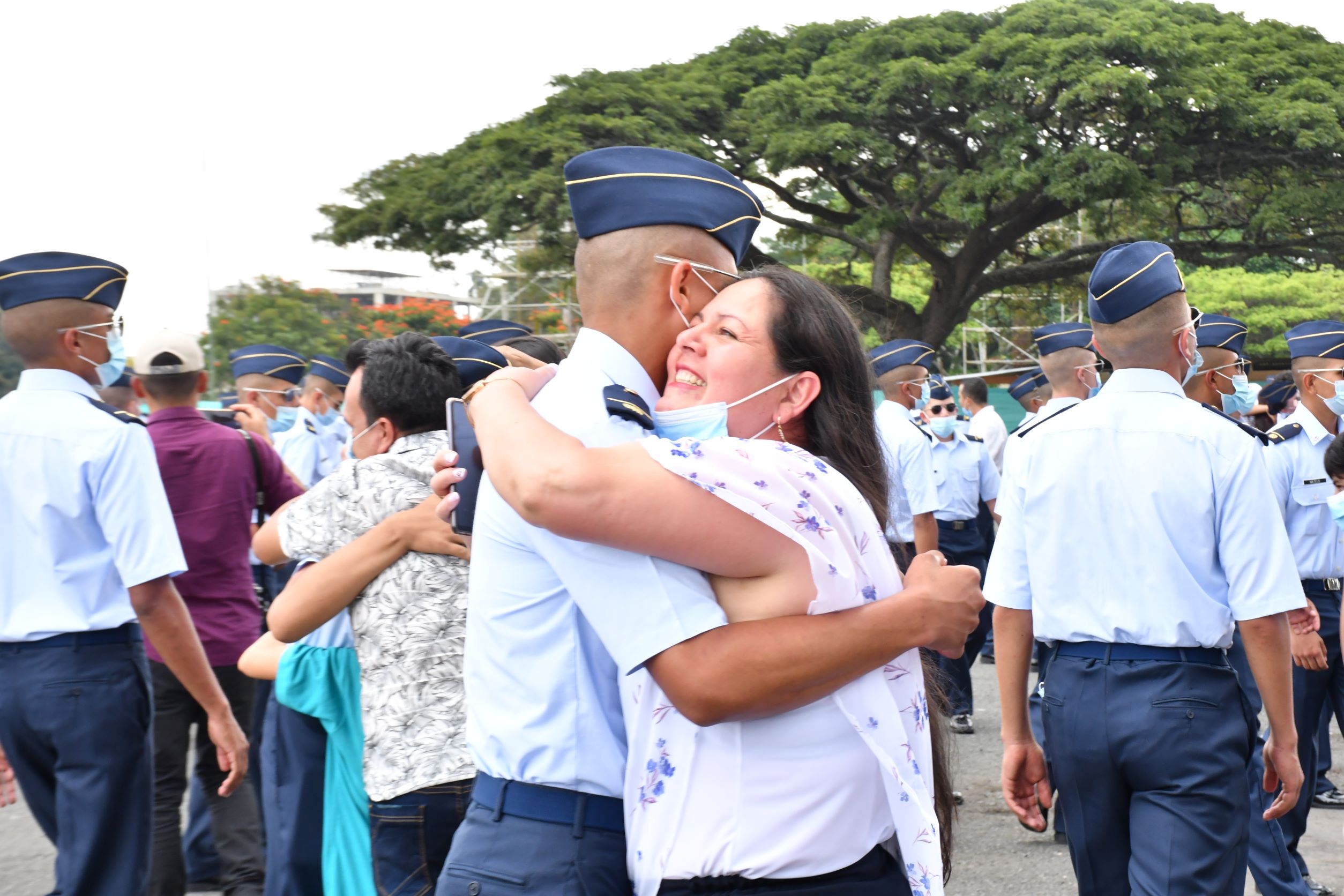 Cadetes del curso 98 de la Escuela Militar de Aviación recibieron con alegría a sus familiares 
