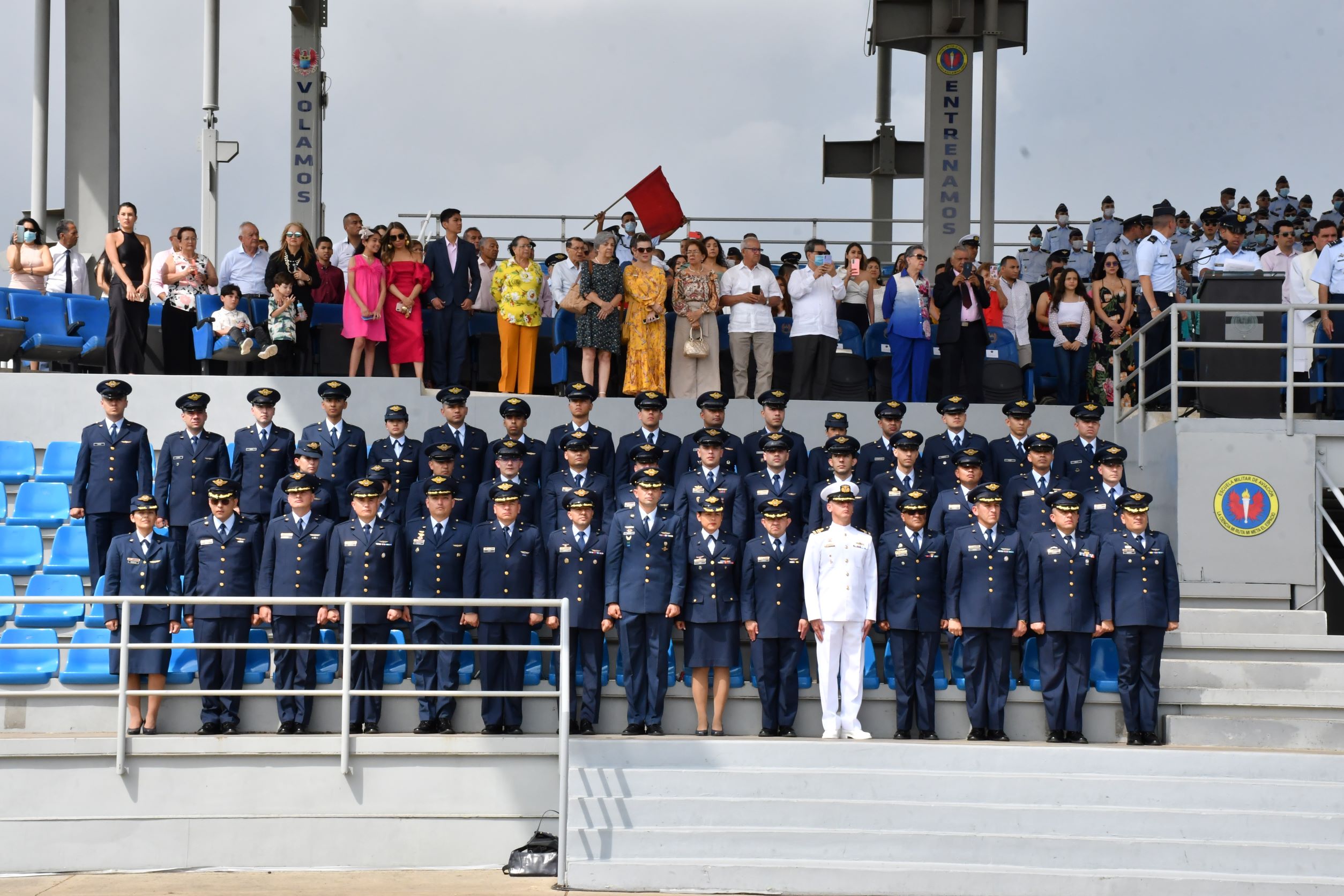 Oficiales de su Fuerza Aérea Colombiana ascendieron en la EMAVI 