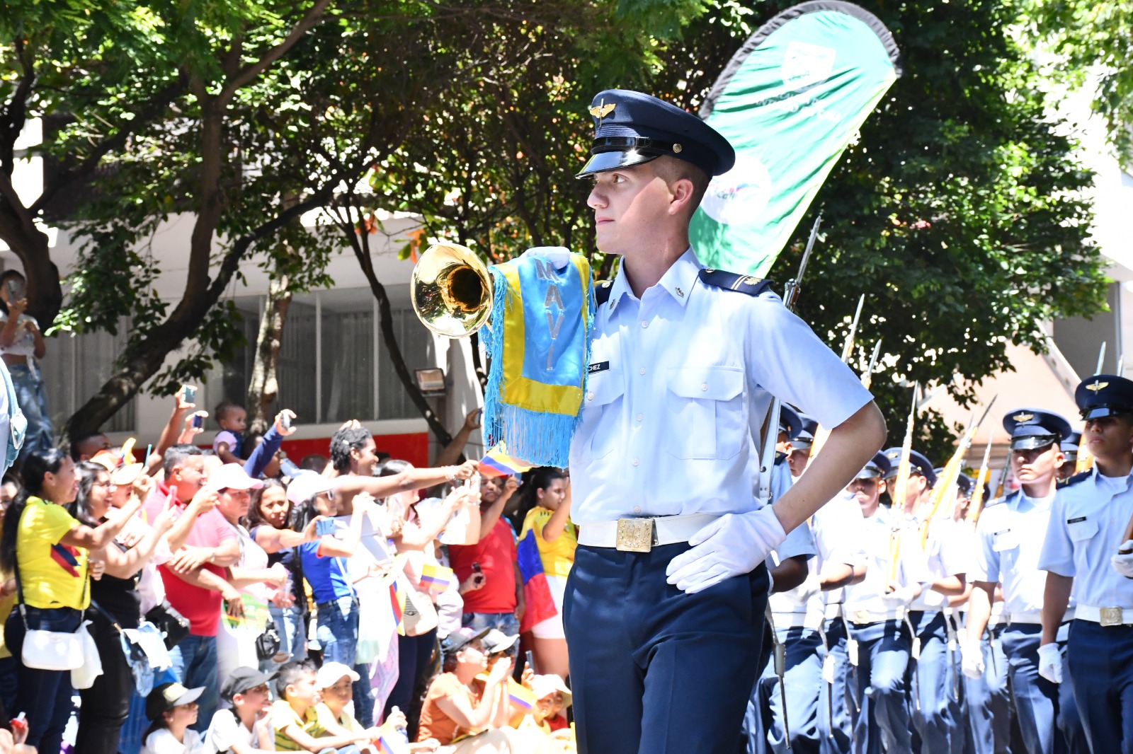 En Cali, su Fuerza Aérea Colombiana participó con orgullo en desfile del 20 de julio 