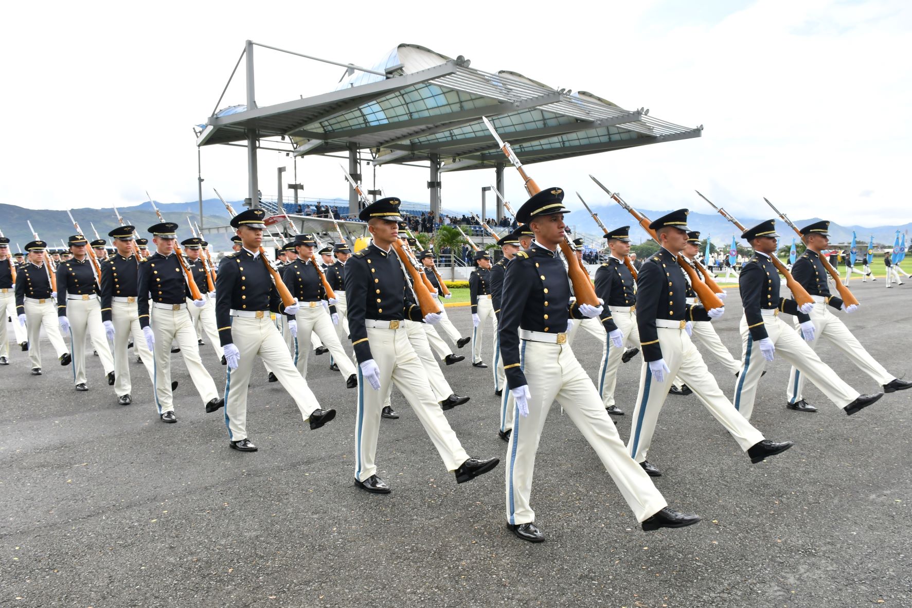 88 años de historia, formando los Oficiales de su Fuerza Aérea Colombiana  