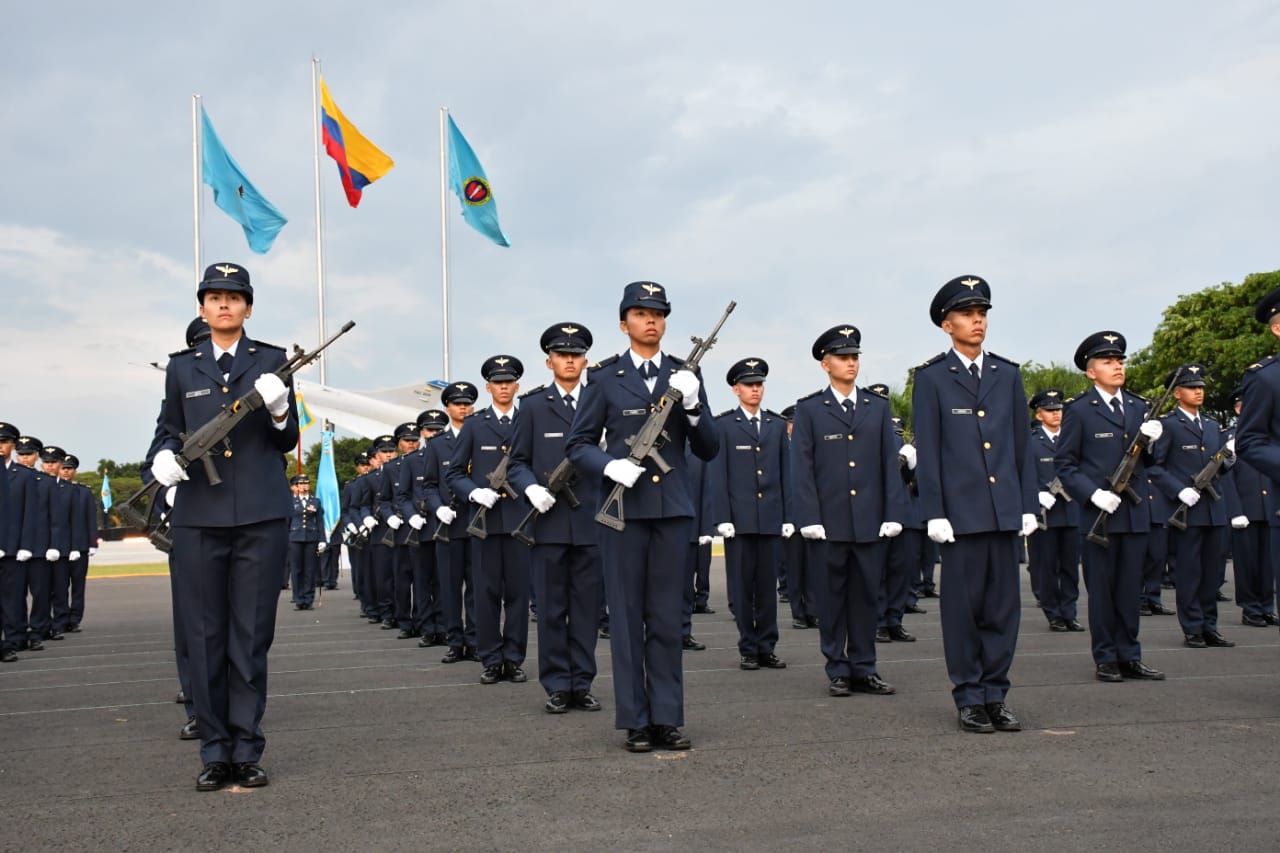 171 cadetes leales a sus convicciones juraron bandera en la EMAVI