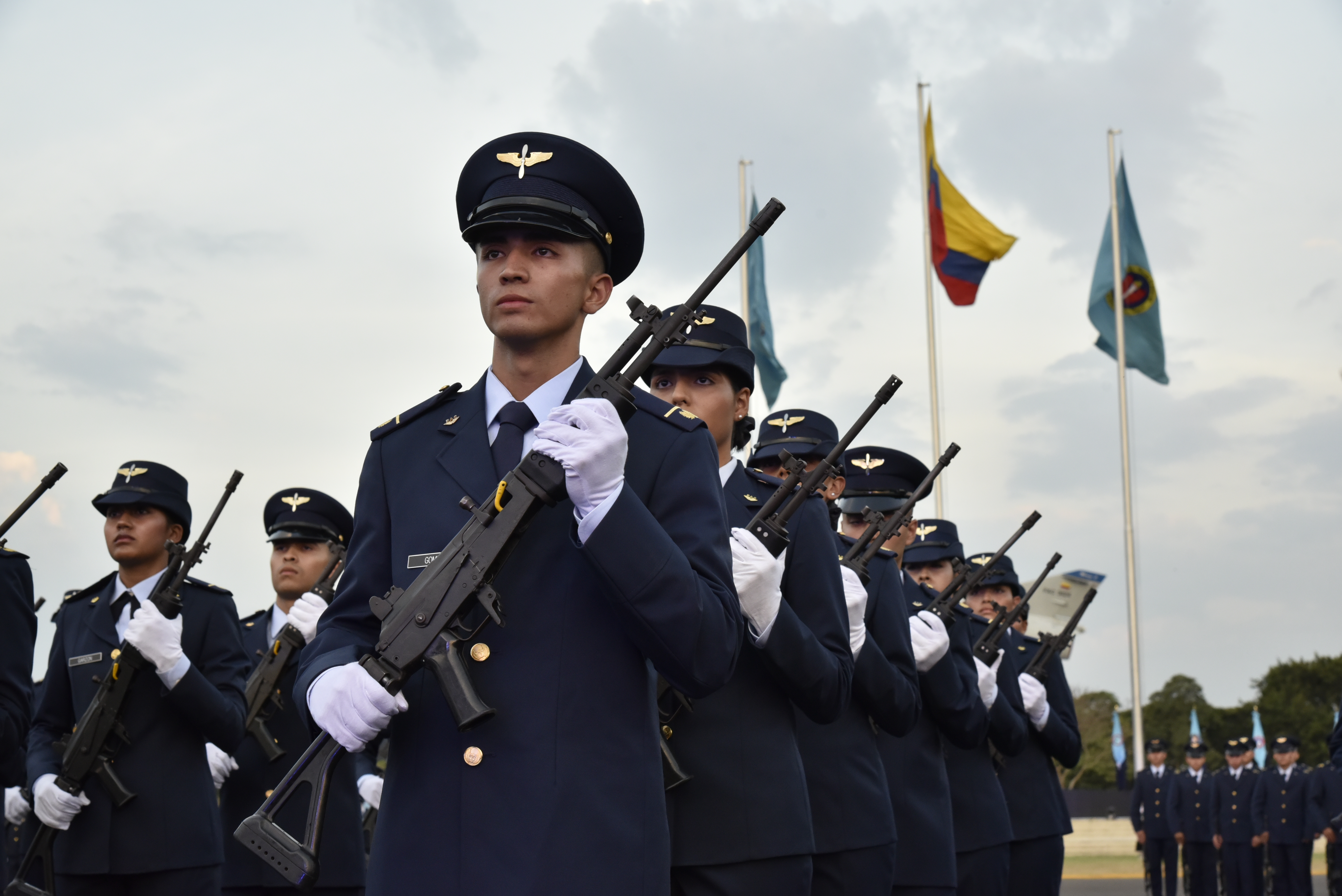 Con honor, valor y compromiso 137 cadetes Juraron  Bandera en la Escuela Militar de Aviación