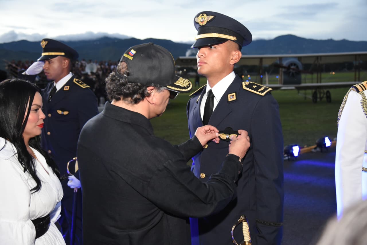 186 nuevos oficiales se unen a la FAC, entre ellos la primera mujer Wayuu en alcanzar el grado