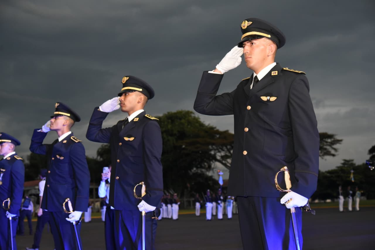 186 nuevos oficiales se unen a la FAC, entre ellos la primera mujer Wayuu en alcanzar el grado