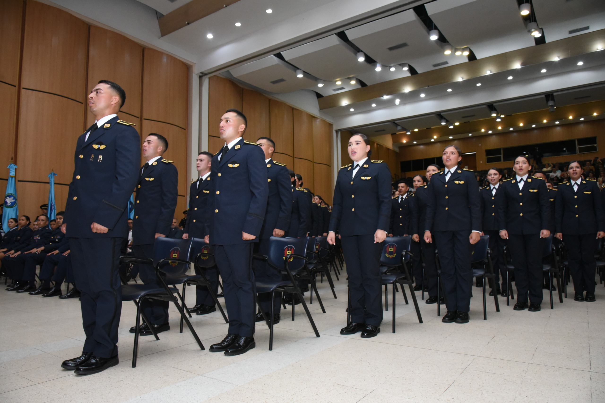 186 nuevos oficiales se unen a la FAC, entre ellos la primera mujer Wayuu en alcanzar el grado