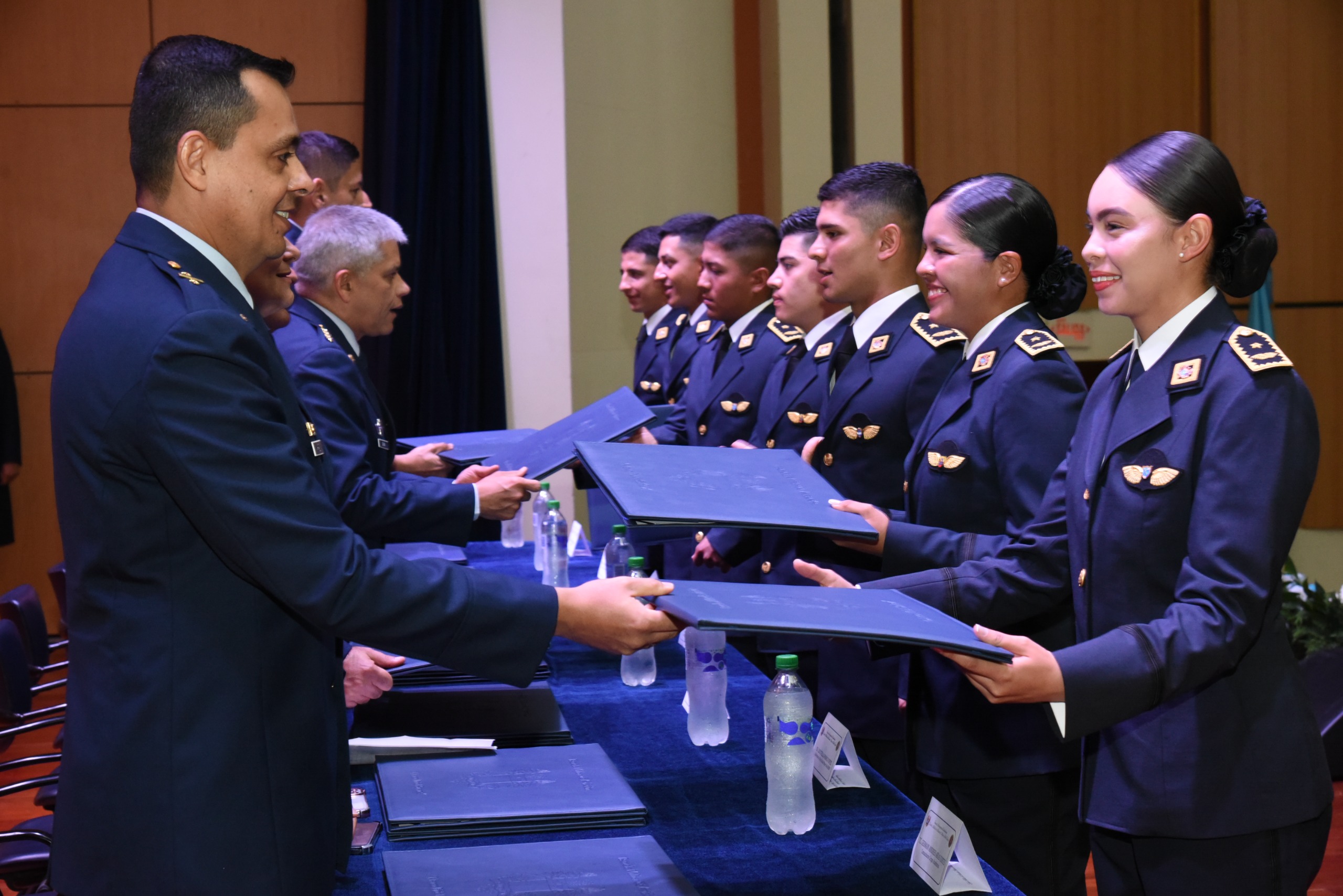 186 nuevos oficiales se unen a la FAC, entre ellos la primera mujer Wayuu en alcanzar el grado