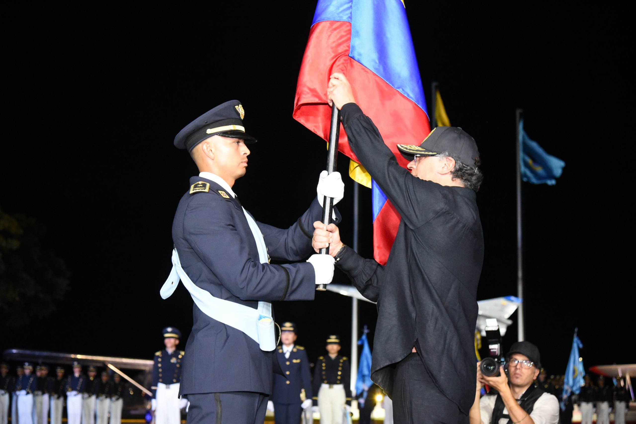 186 nuevos oficiales se unen a la FAC, entre ellos la primera mujer Wayuu en alcanzar el grado
