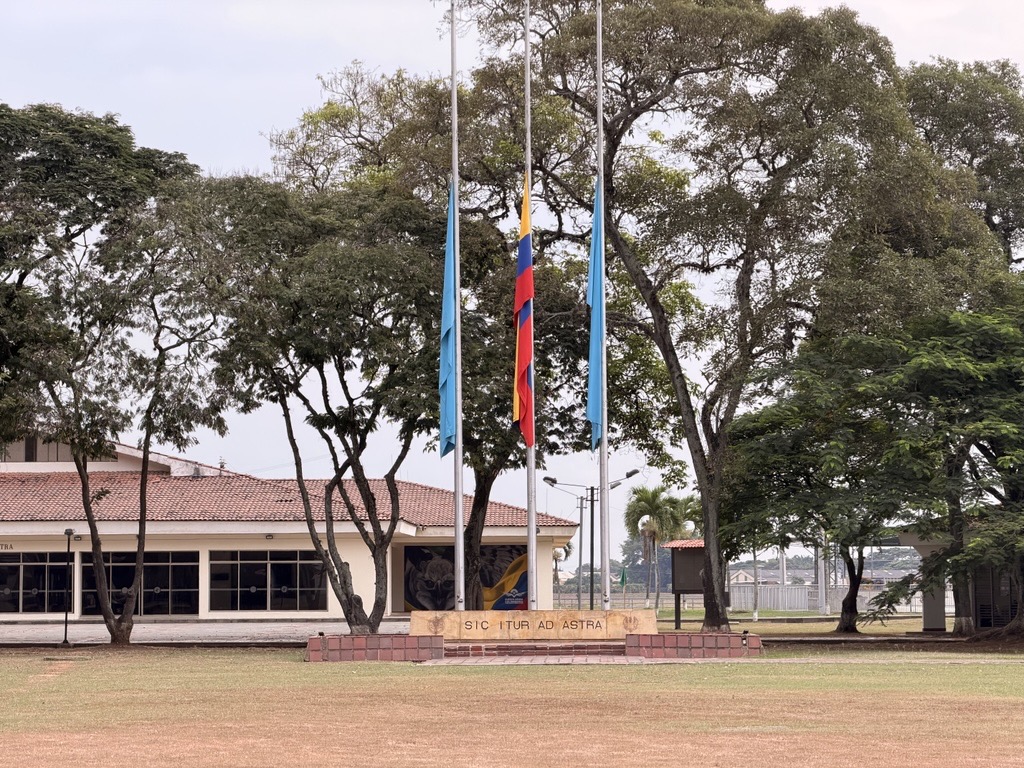 Base Aérea Marco Fidel Suárez rindió homenaje a los héroes de la Nación y sus familias