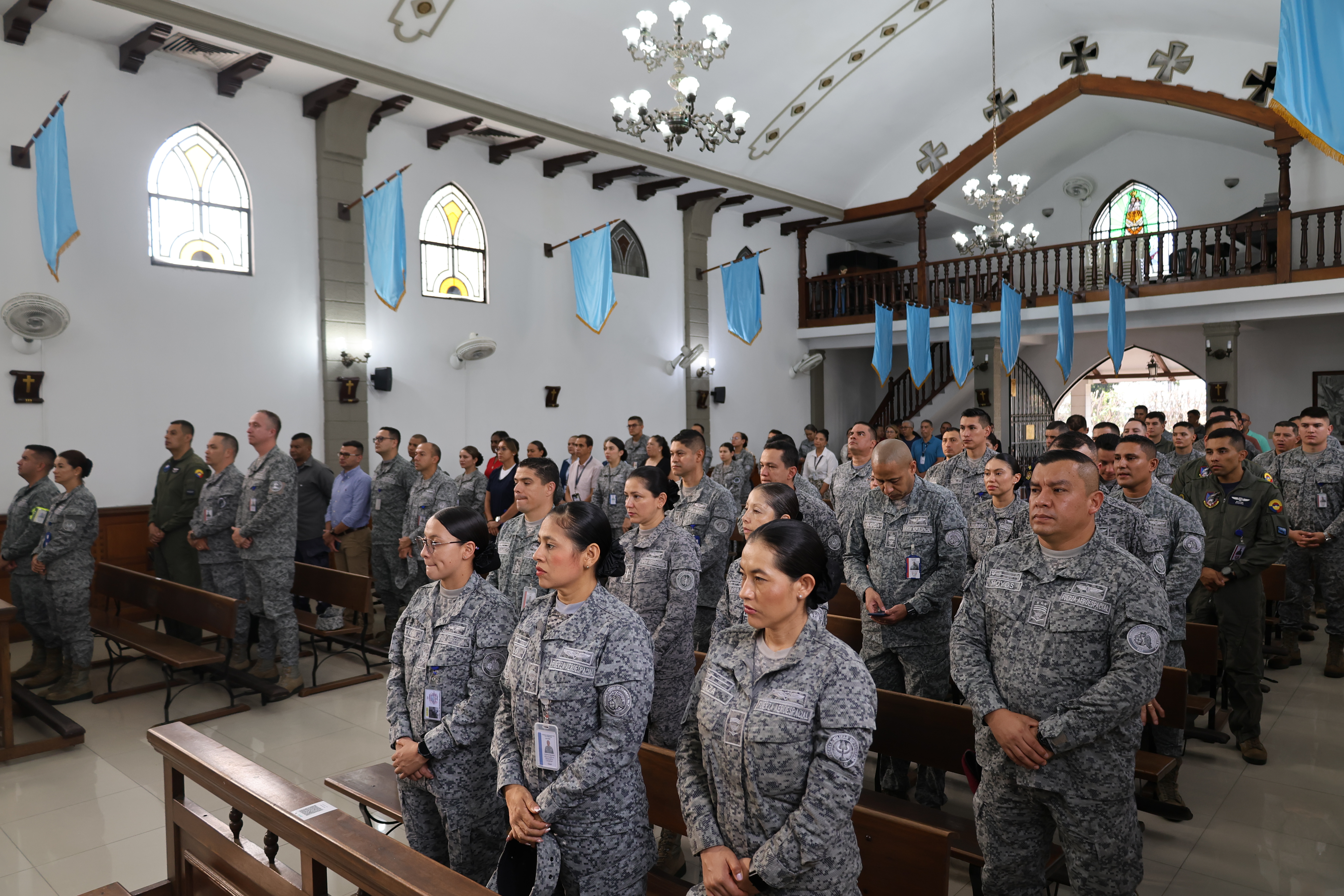 Base Aérea Marco Fidel Suárez rindió homenaje a los héroes de la Nación y sus familias