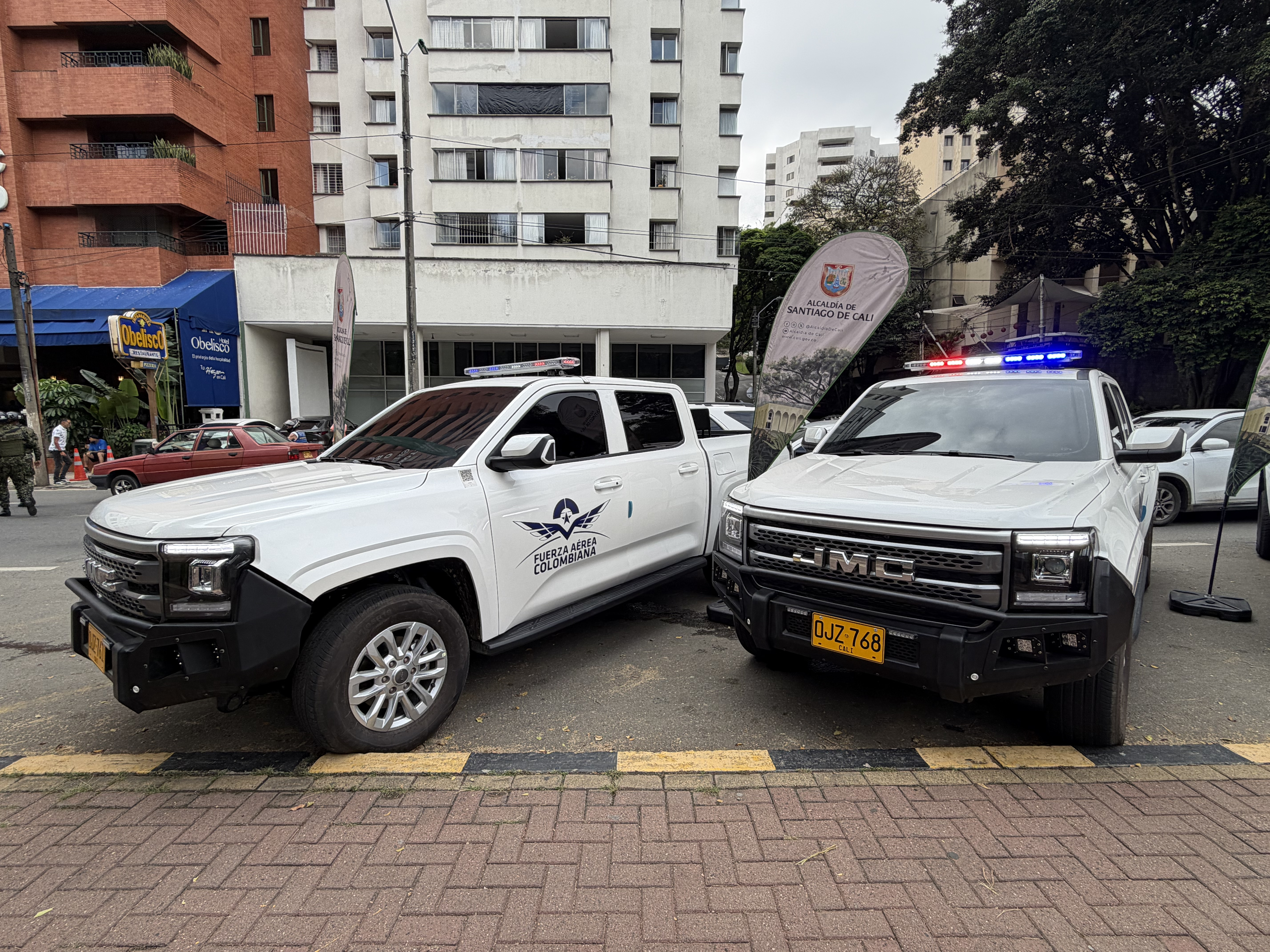  Con el propósito de fortalecer las capacidades de seguridad de las Fuerzas Militares, la Alcaldía de Cali entregó dos camionetas tipo pick-up a la Escuela Militar de Aviación “Marco Fidel Suárez”, como parte de los esfuerzos por apoyar las misiones de patrullaje terrestre desarrolladas por esta Unidad Militar.