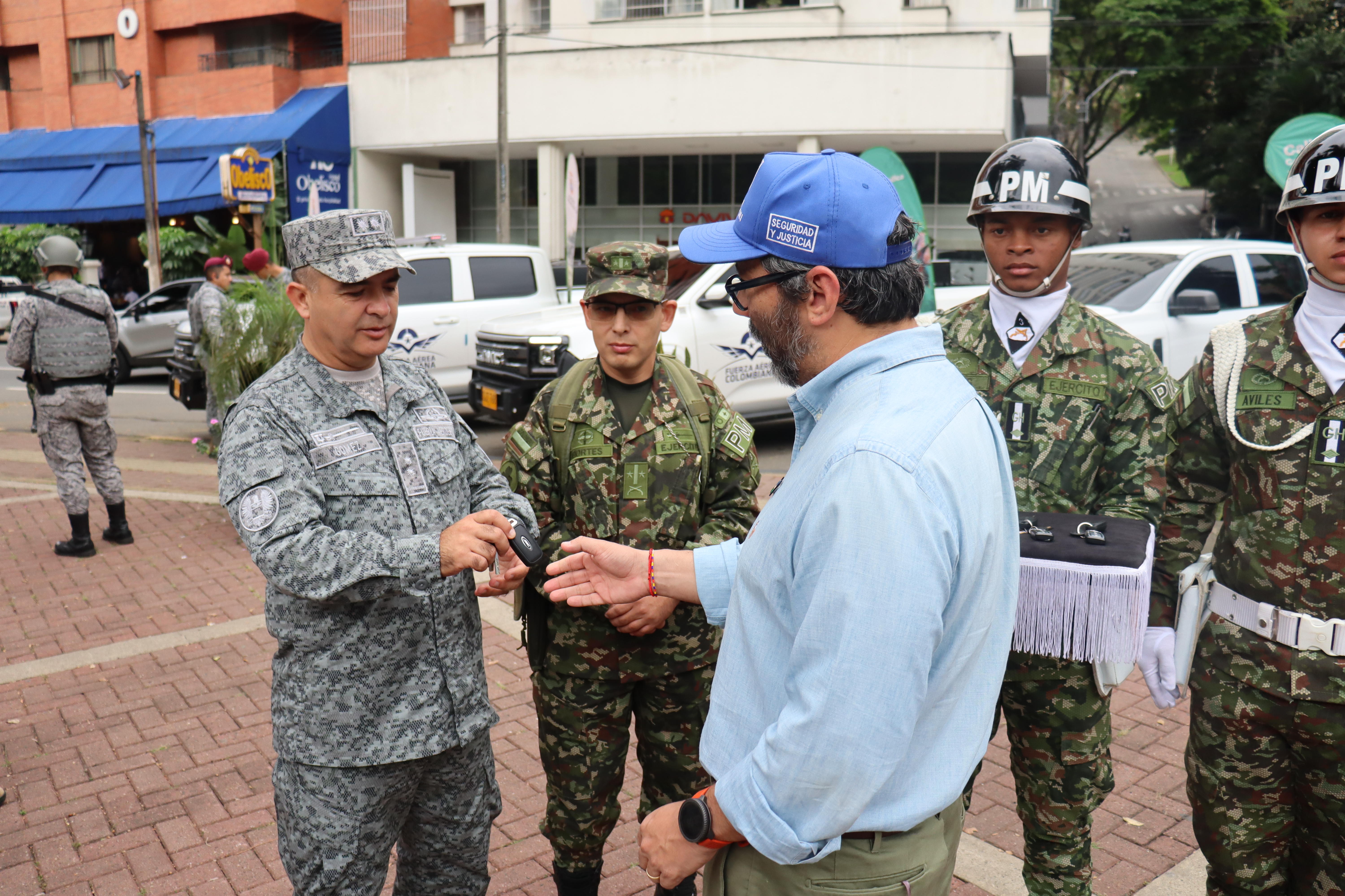  Con el propósito de fortalecer las capacidades de seguridad de las Fuerzas Militares, la Alcaldía de Cali entregó dos camionetas tipo pick-up a la Escuela Militar de Aviación “Marco Fidel Suárez”, como parte de los esfuerzos por apoyar las misiones de patrullaje terrestre desarrolladas por esta Unidad Militar.