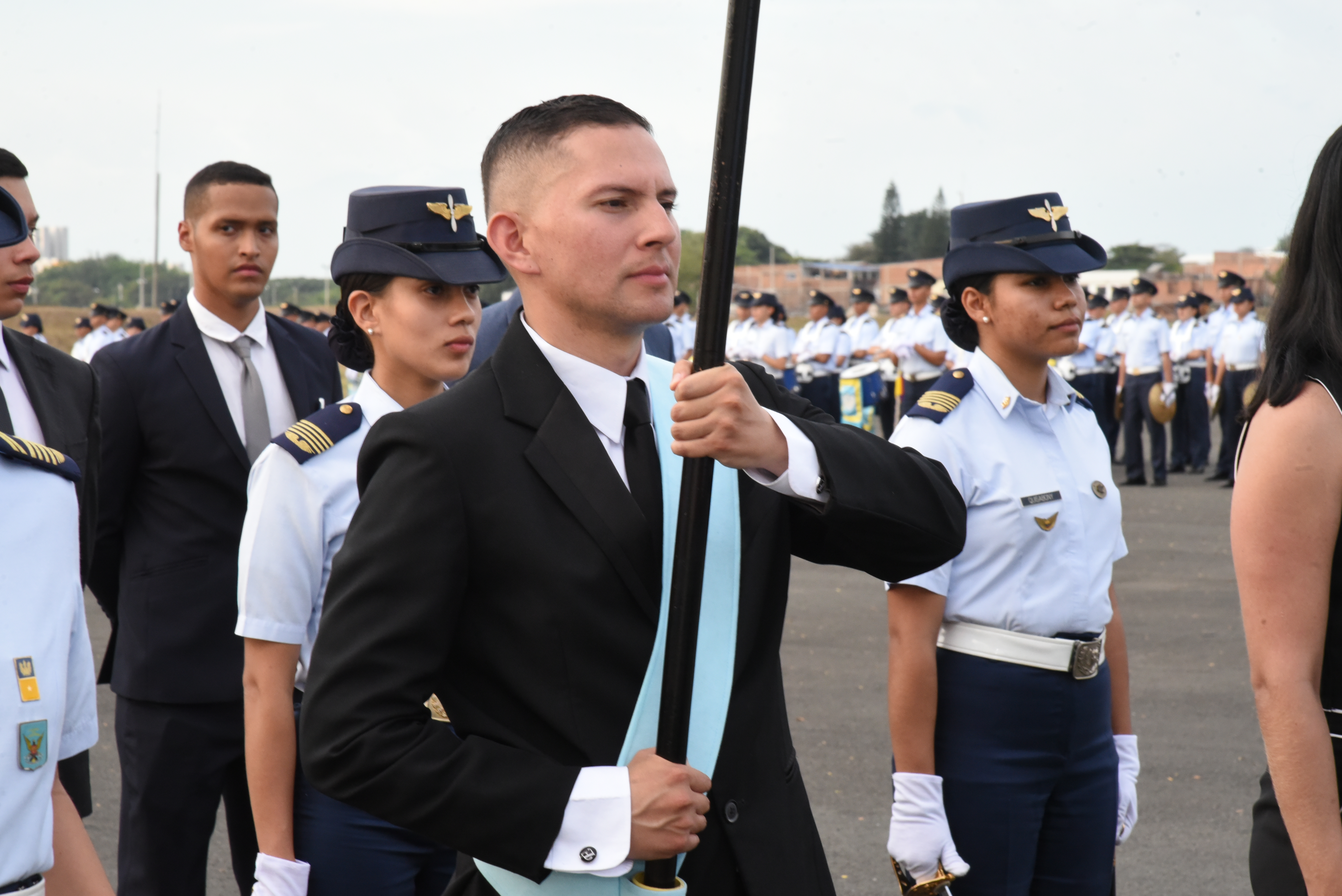 43 jóvenes profesionales inician su formación como futuros Oficiales de la Fuerza Aeroespacial