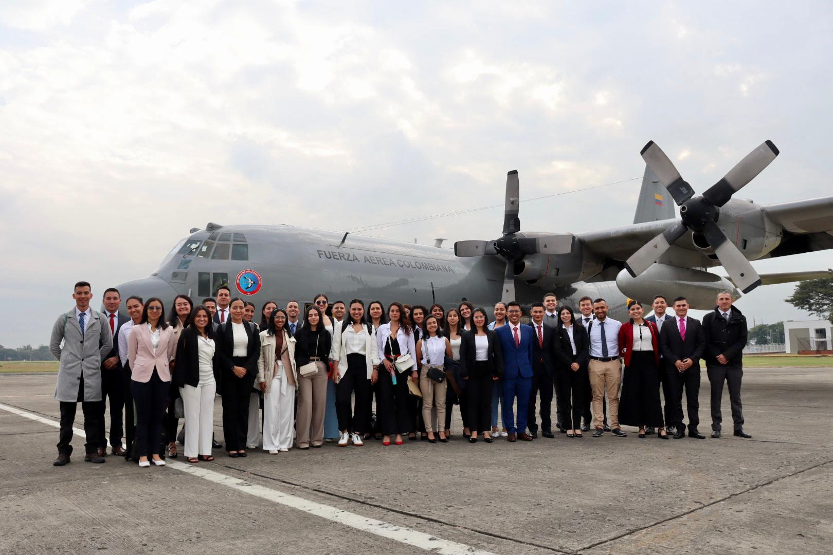 60 nuevos profesionales inician su camino para ser Oficiales de la FAC