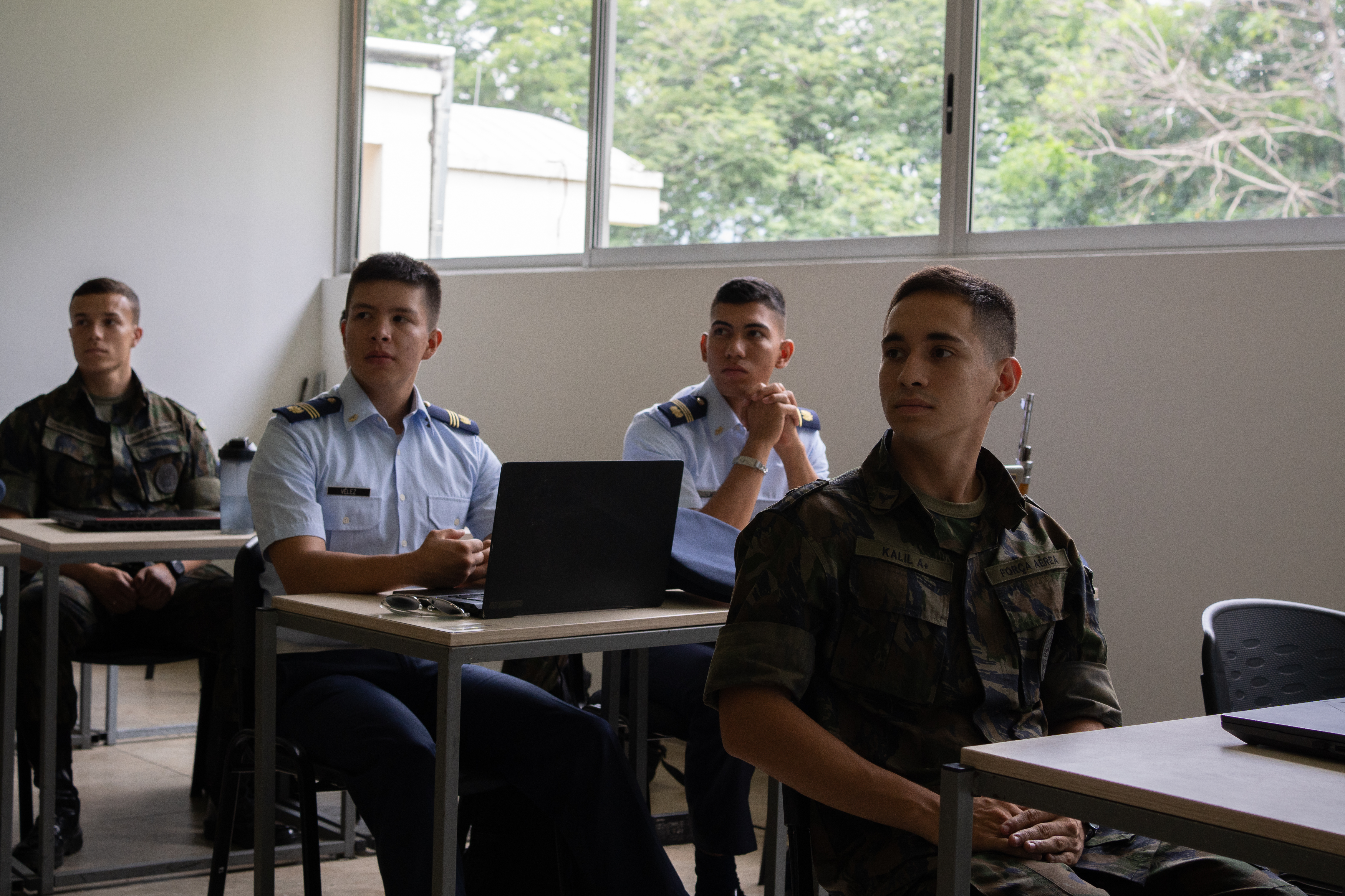 Uno de los pilares clave en la formación integral de la EMAVI son los acuerdos de cooperación internacional, los cuales permiten la realización anual de programas de intercambio académico. Estas iniciativas fortalecen los lazos entre instituciones aliadas y enriquecen la experiencia educativa de los cadetes, promoviendo una visión global, el intercambio de conocimientos y culturas, así como la adopción de buenas prácticas.