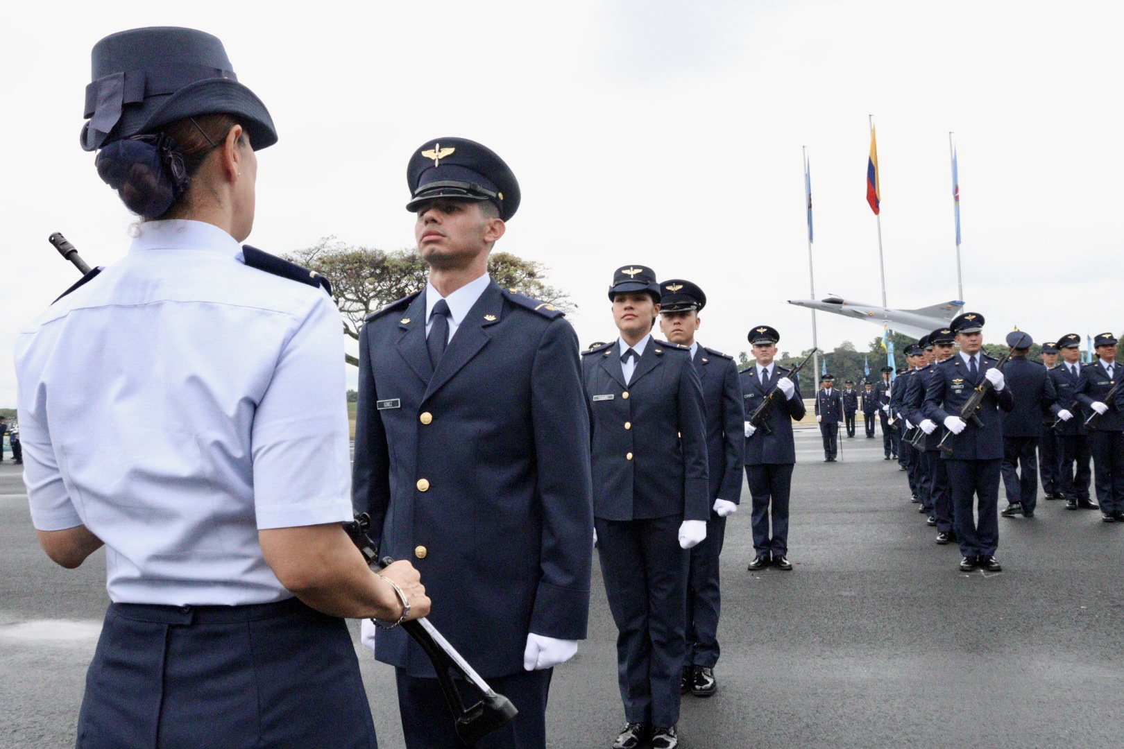 60 jóvenes profesionales juraron defender la bandera con honor, valor y compromiso