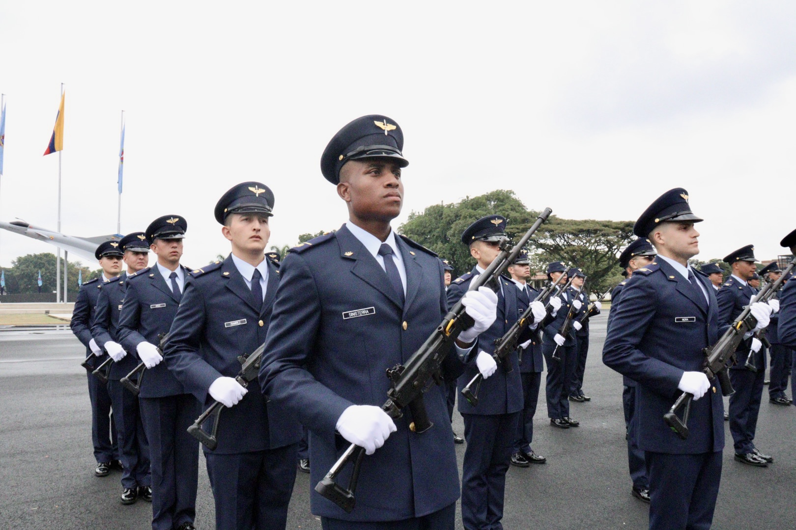 60 jóvenes profesionales juraron defender la bandera con honor, valor y compromiso