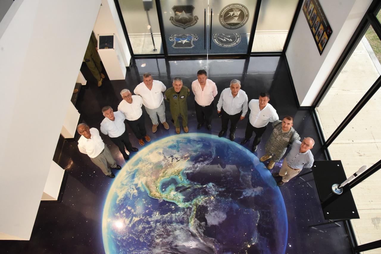 La EMAVI recibe con orgullo a nueve excomandantes de la Fuerza Aeroespacial Colombiana