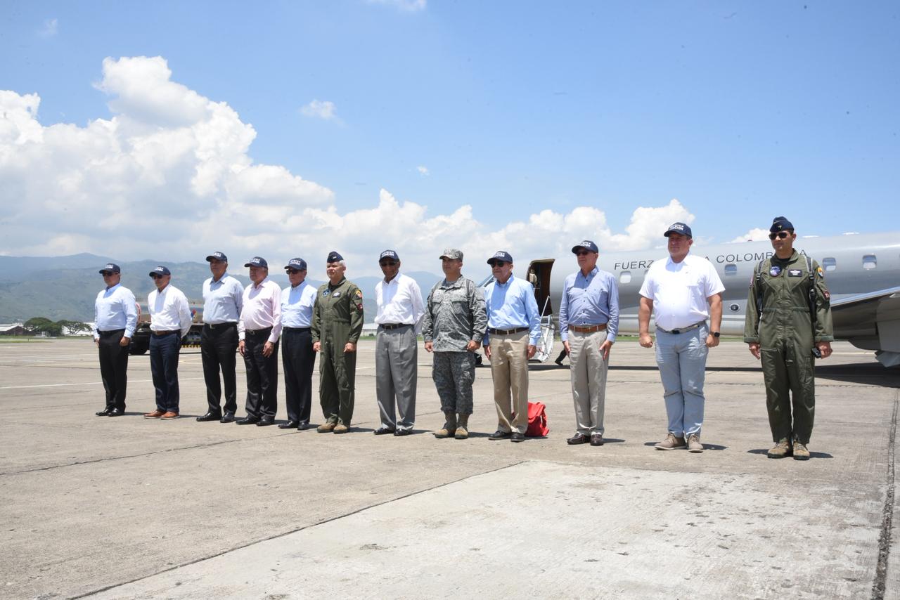 La EMAVI recibe con orgullo a nueve excomandantes de la Fuerza Aeroespacial Colombiana