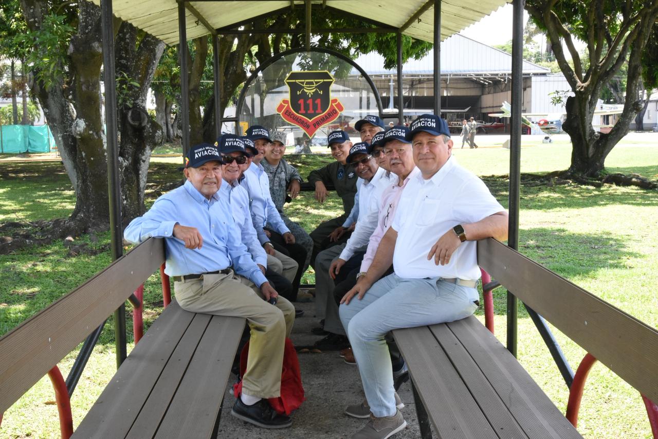 La EMAVI recibe con orgullo a nueve excomandantes de la Fuerza Aeroespacial Colombiana