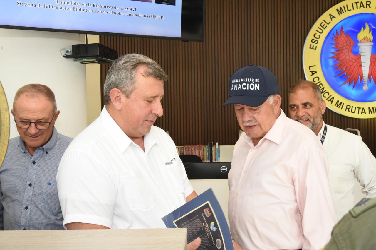 La EMAVI recibe con orgullo a nueve excomandantes de la Fuerza Aeroespacial Colombiana