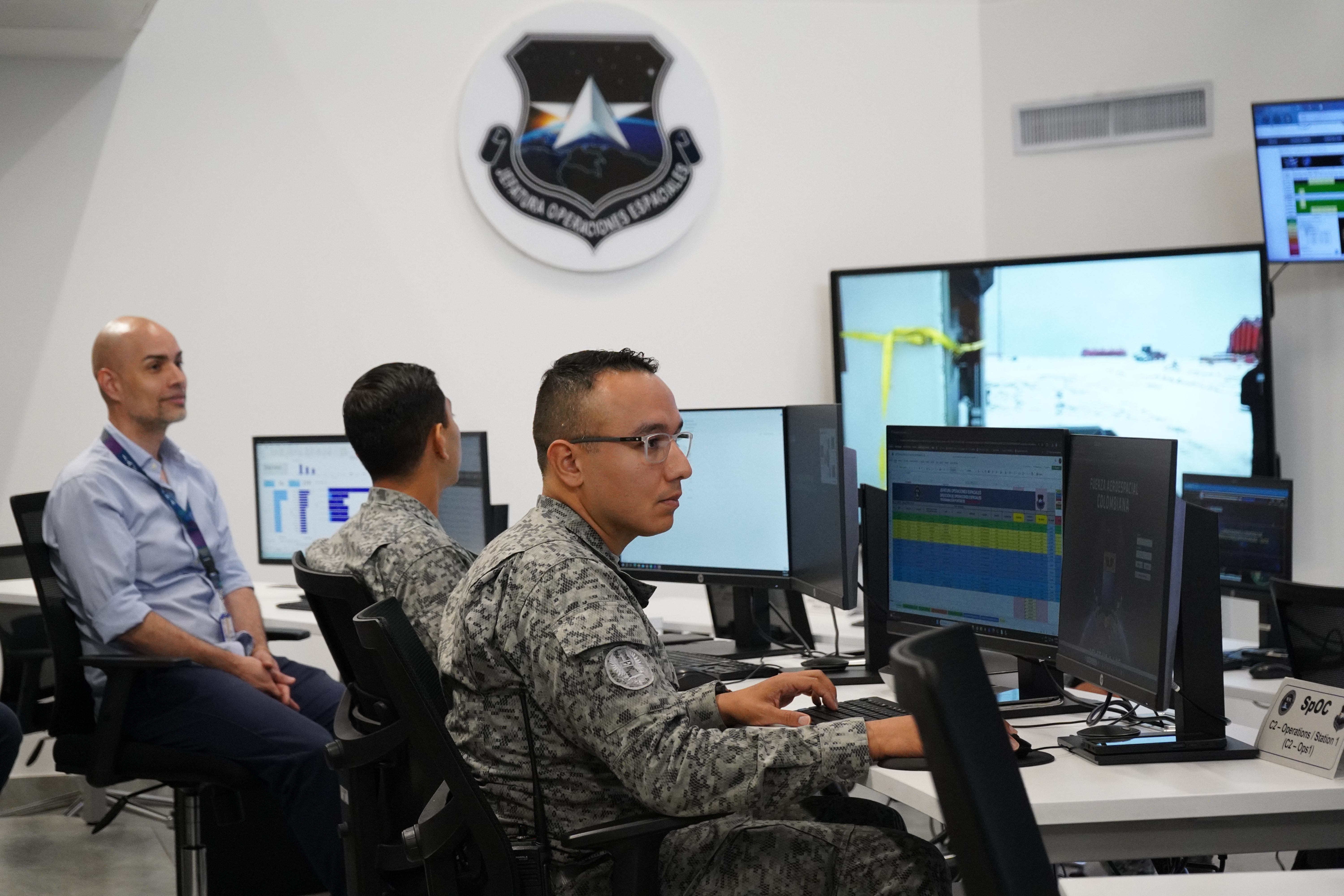 La Fuerza Aeroespacial Colombiana fortalece el trabajo conjunto con la academia en el dominio espacial