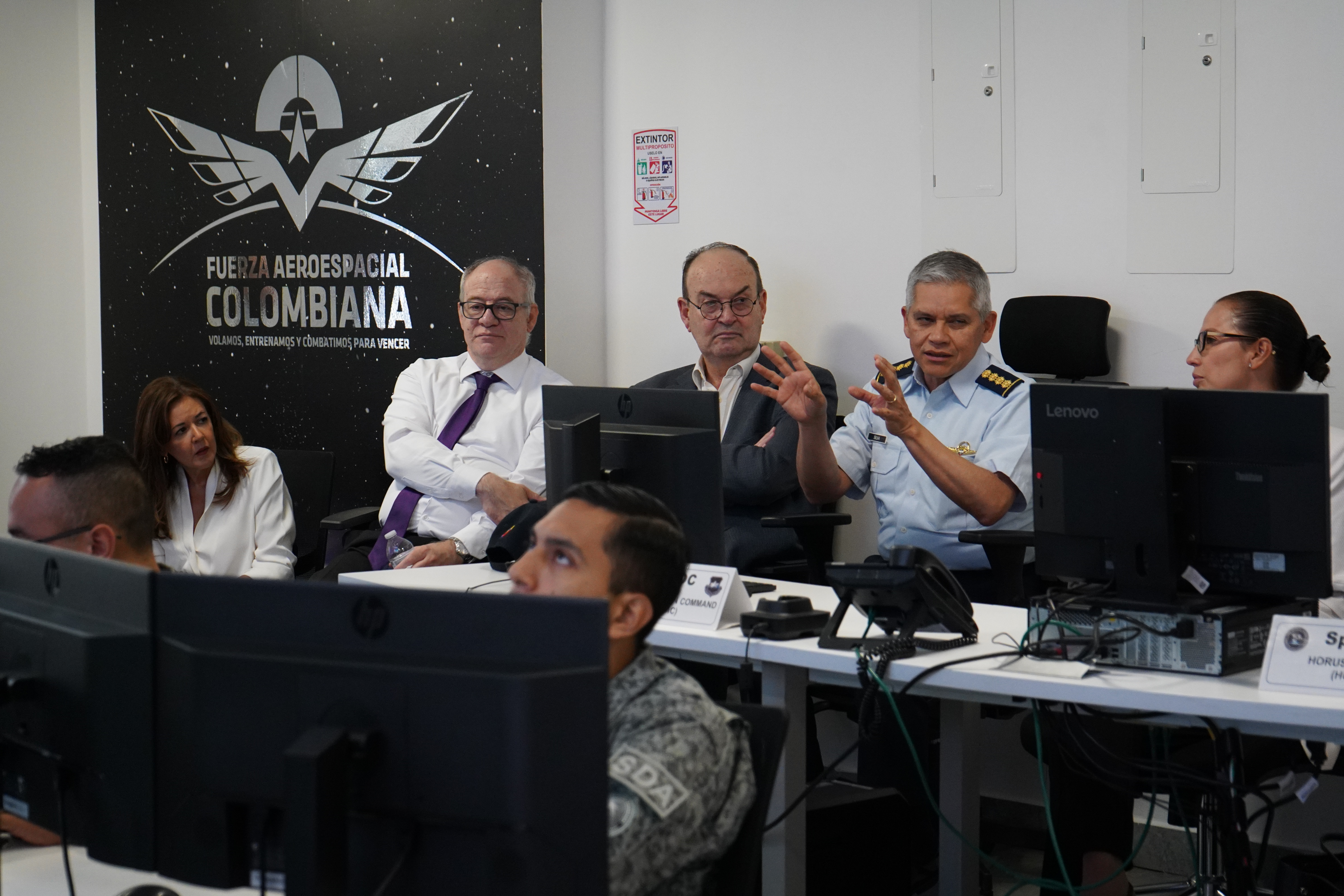 La Fuerza Aeroespacial Colombiana fortalece el trabajo conjunto con la academia en el dominio espacial