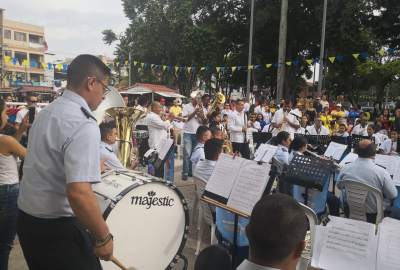  Músicos de La Escuela Militar De Aviacion “Marco Fidel Suarez” En La Calle Del Arte