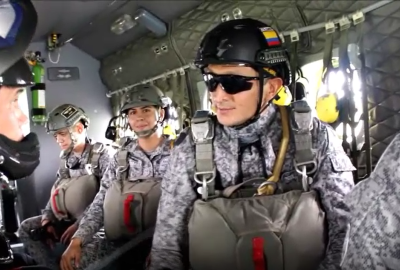 Continúan las capacidades de saltos de paracaidismo militar en Cali