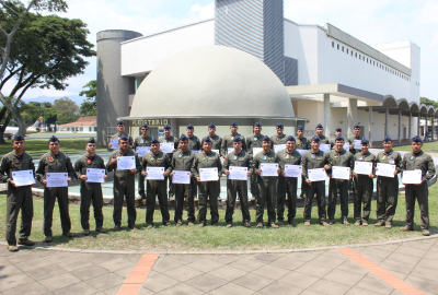27 Oficiales de la Fuerza Aérea finalizan el curso de Instructor Académico y de Vuelo