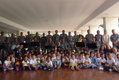Los niños de Cali visitan por primera vez la Escuela Militar de Aviación.